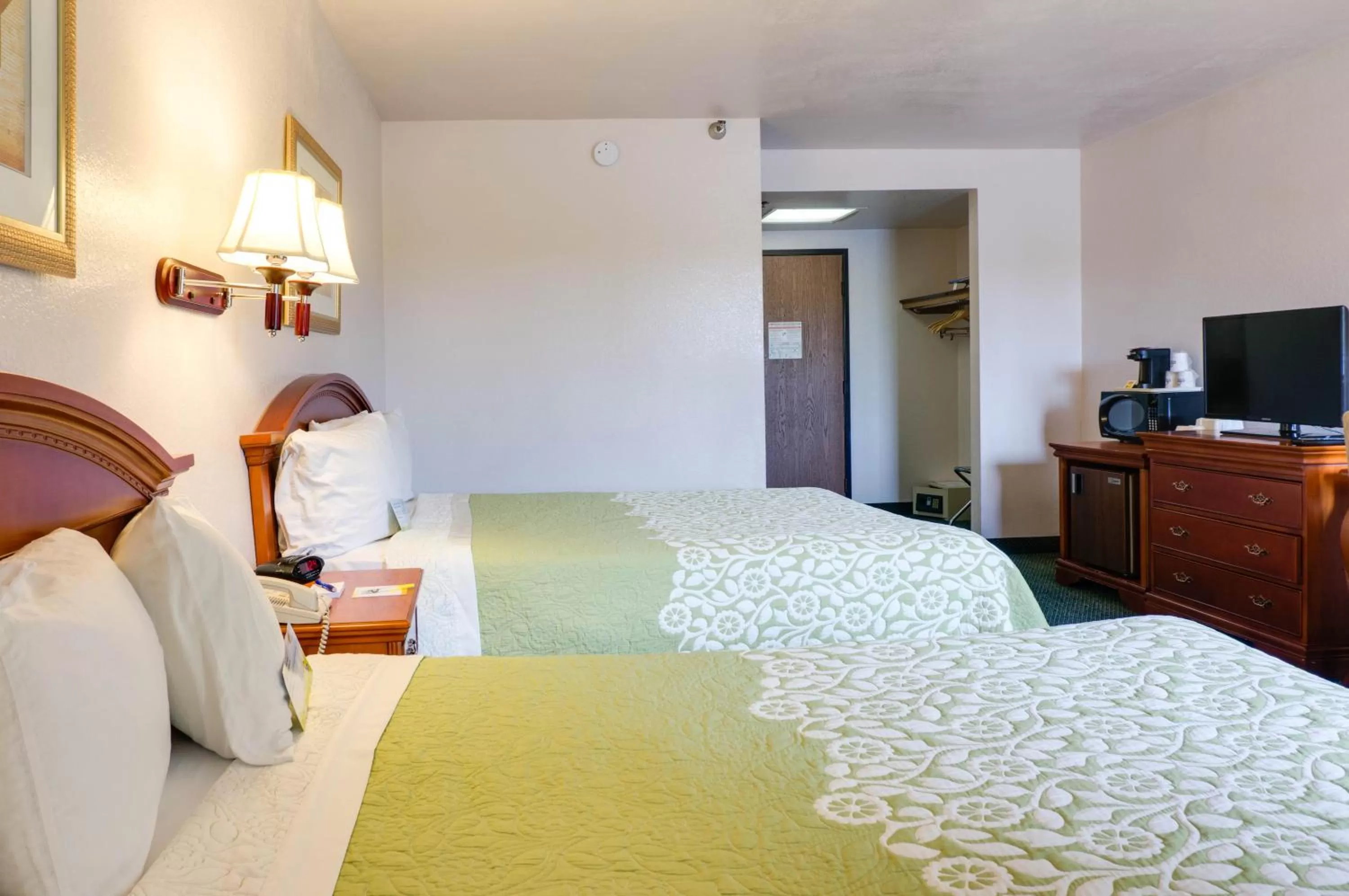 Bed in Days Inn & Suites by Wyndham Fullerton