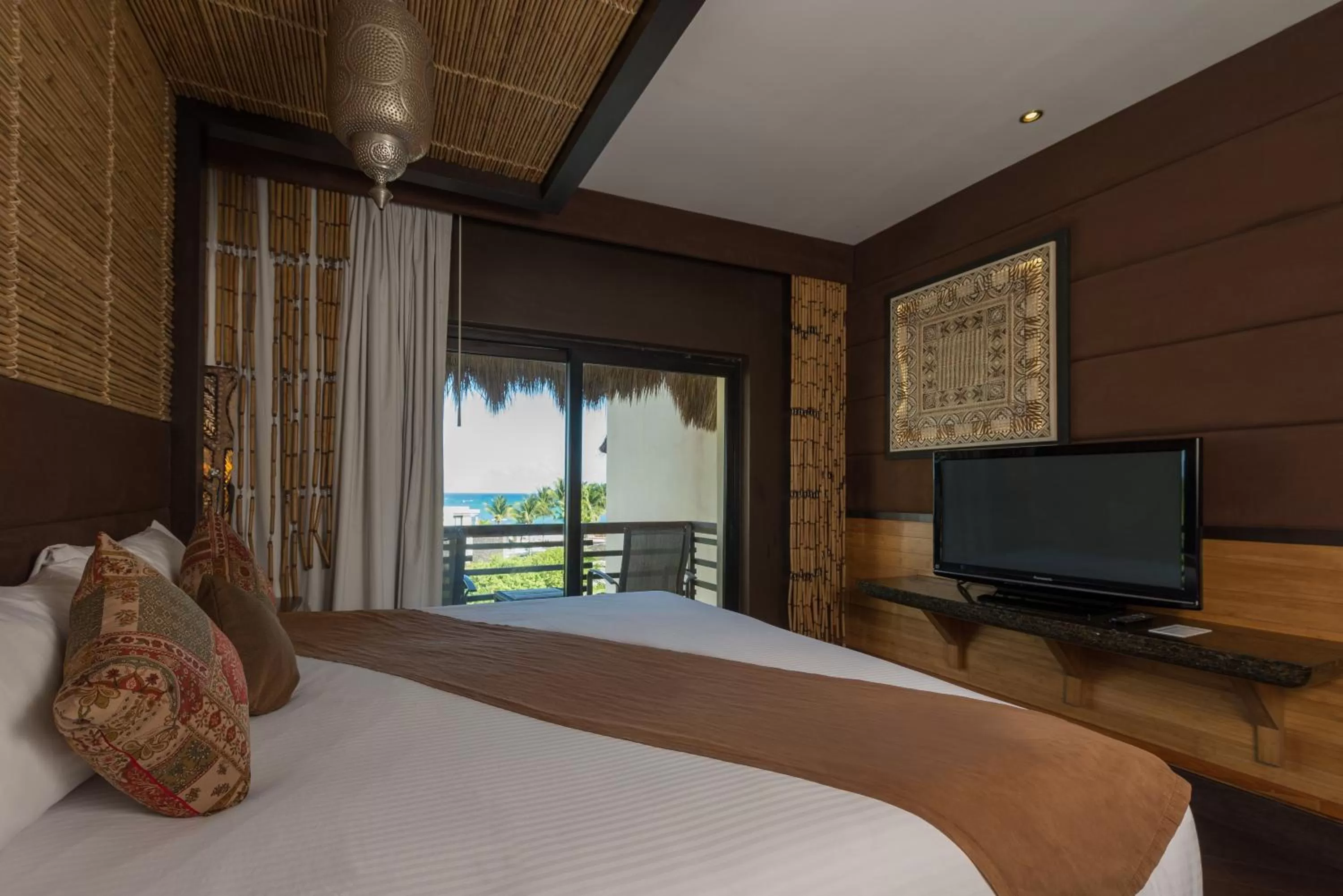 Photo of the whole room, Bed in La Divina by Aldea Thai