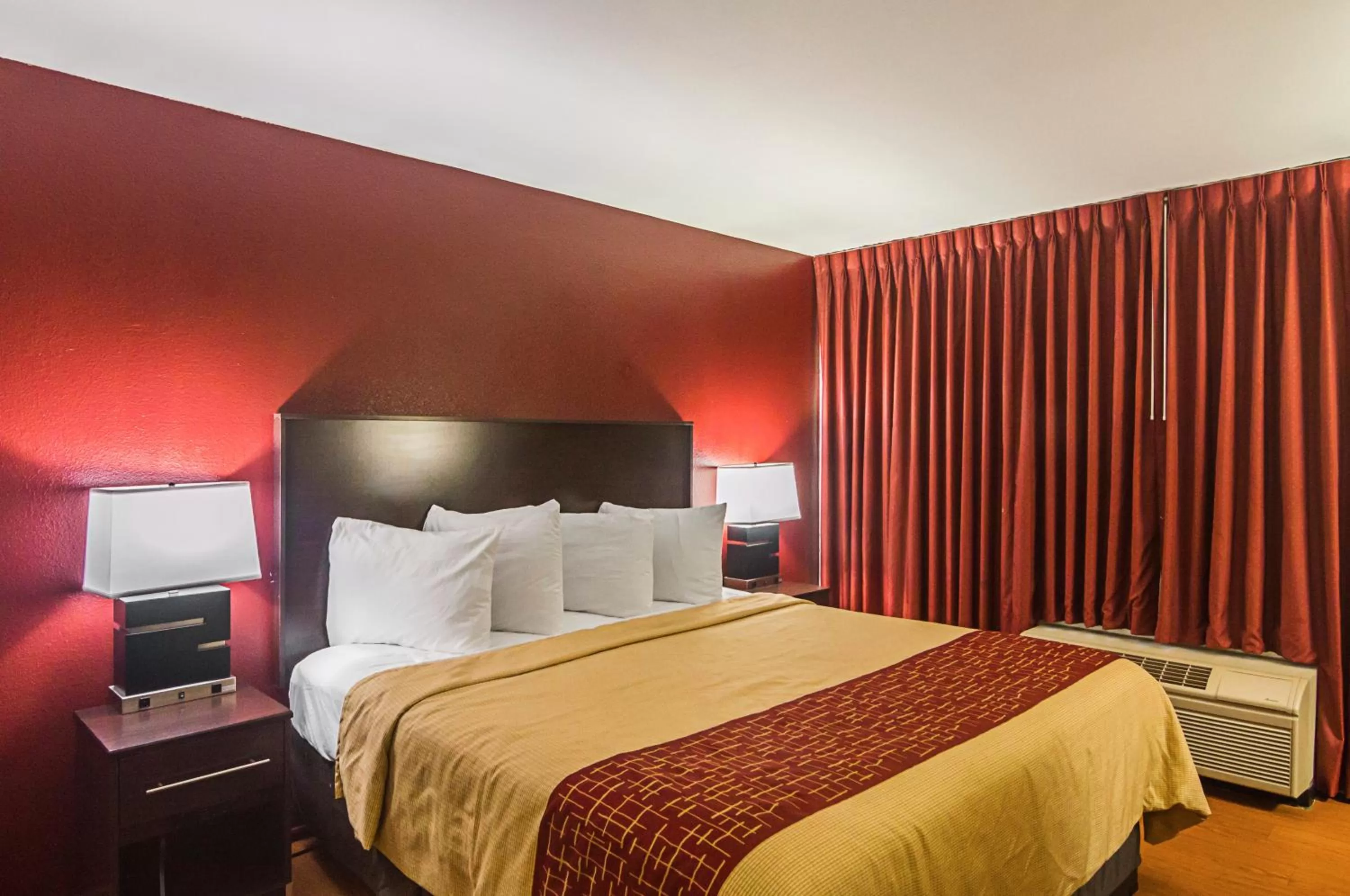 Bedroom, Bed in Red Roof Inn Lubbock