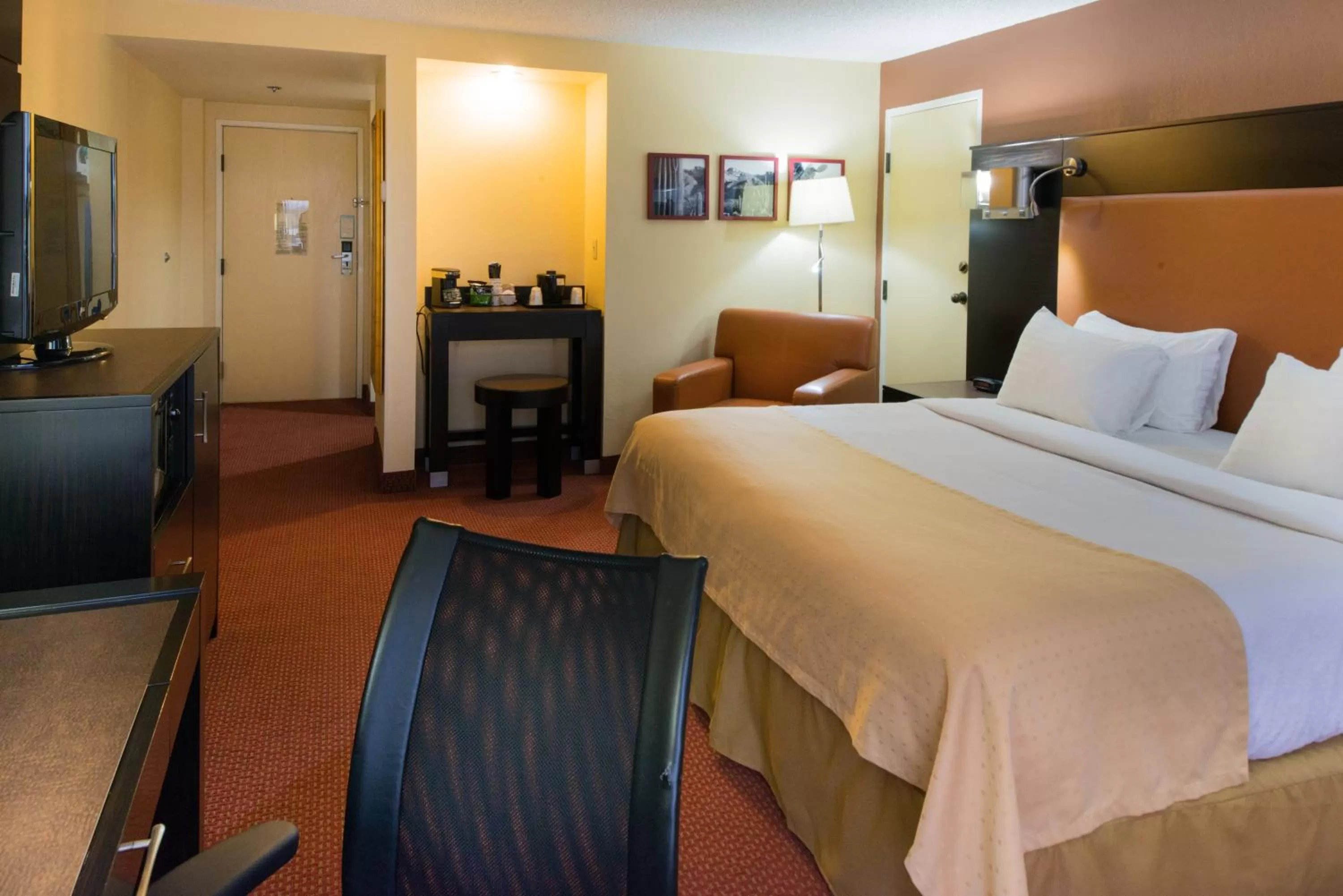 Photo of the whole room, Bed in GreenTree Hotel Phoenix West