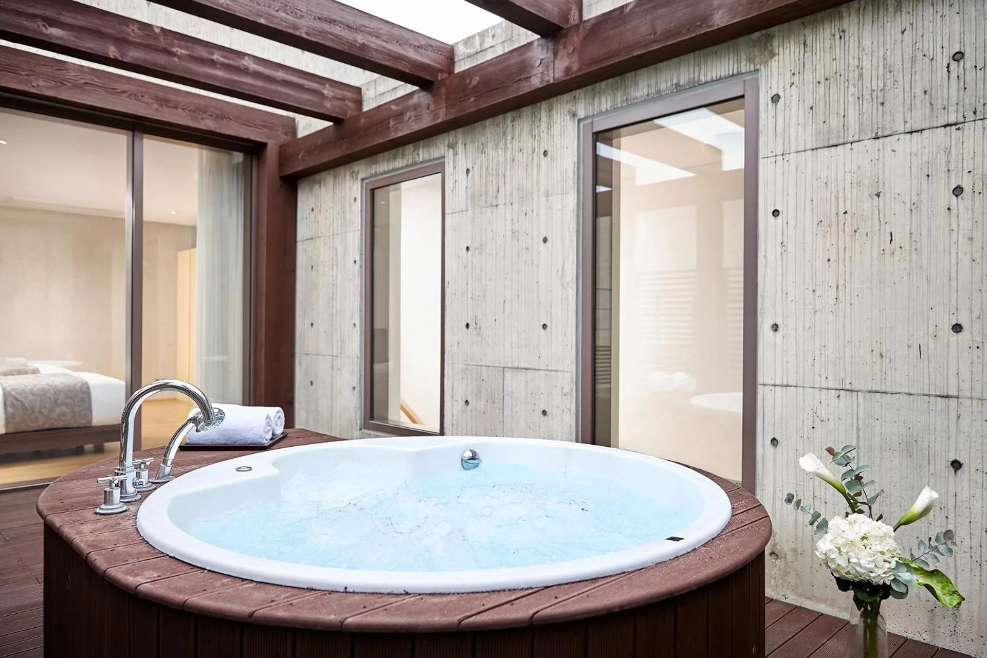 Steam room, Bed in Lotte Resort Jeju Artvillas