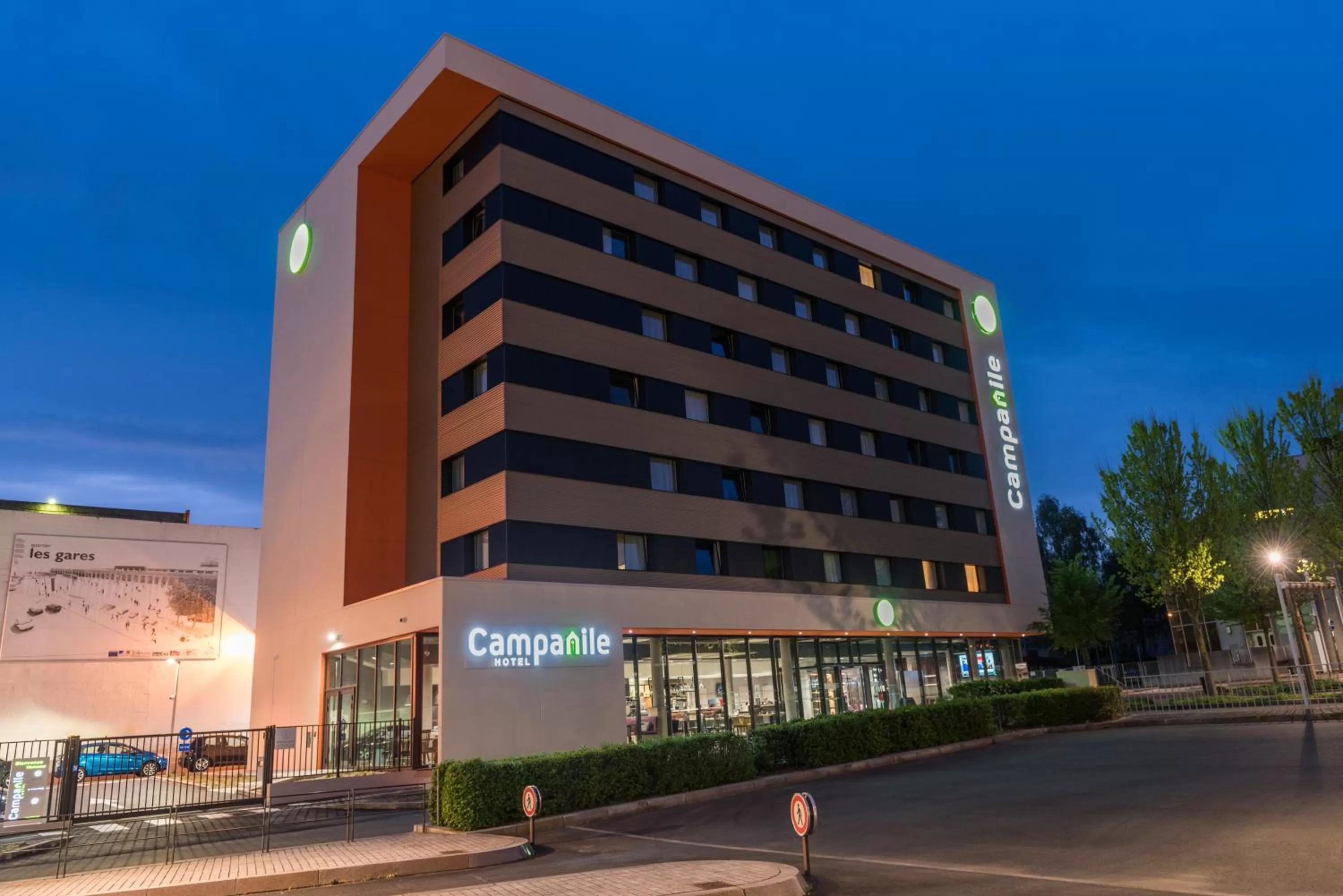 Facade/entrance in Campanile Le Mans Centre - Gare