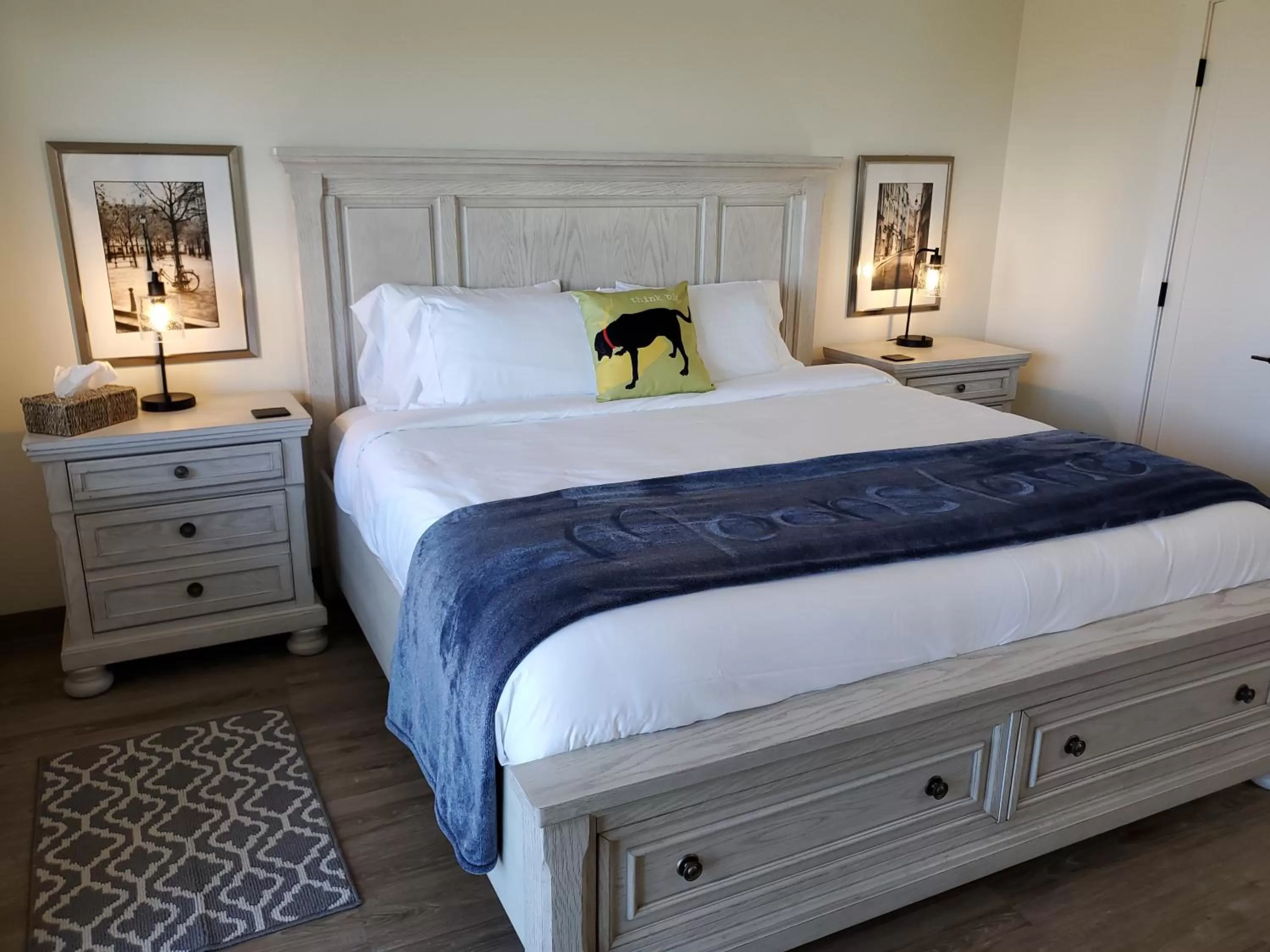 Bed in Moonstone Beach Motel