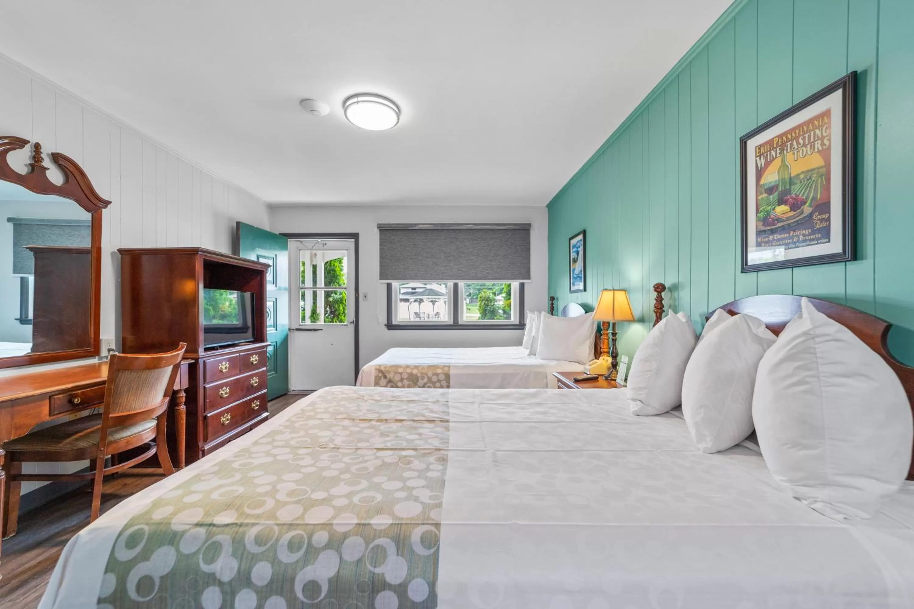 TV and multimedia, Bed in Glass House Inn Erie Near I-90 & I-79