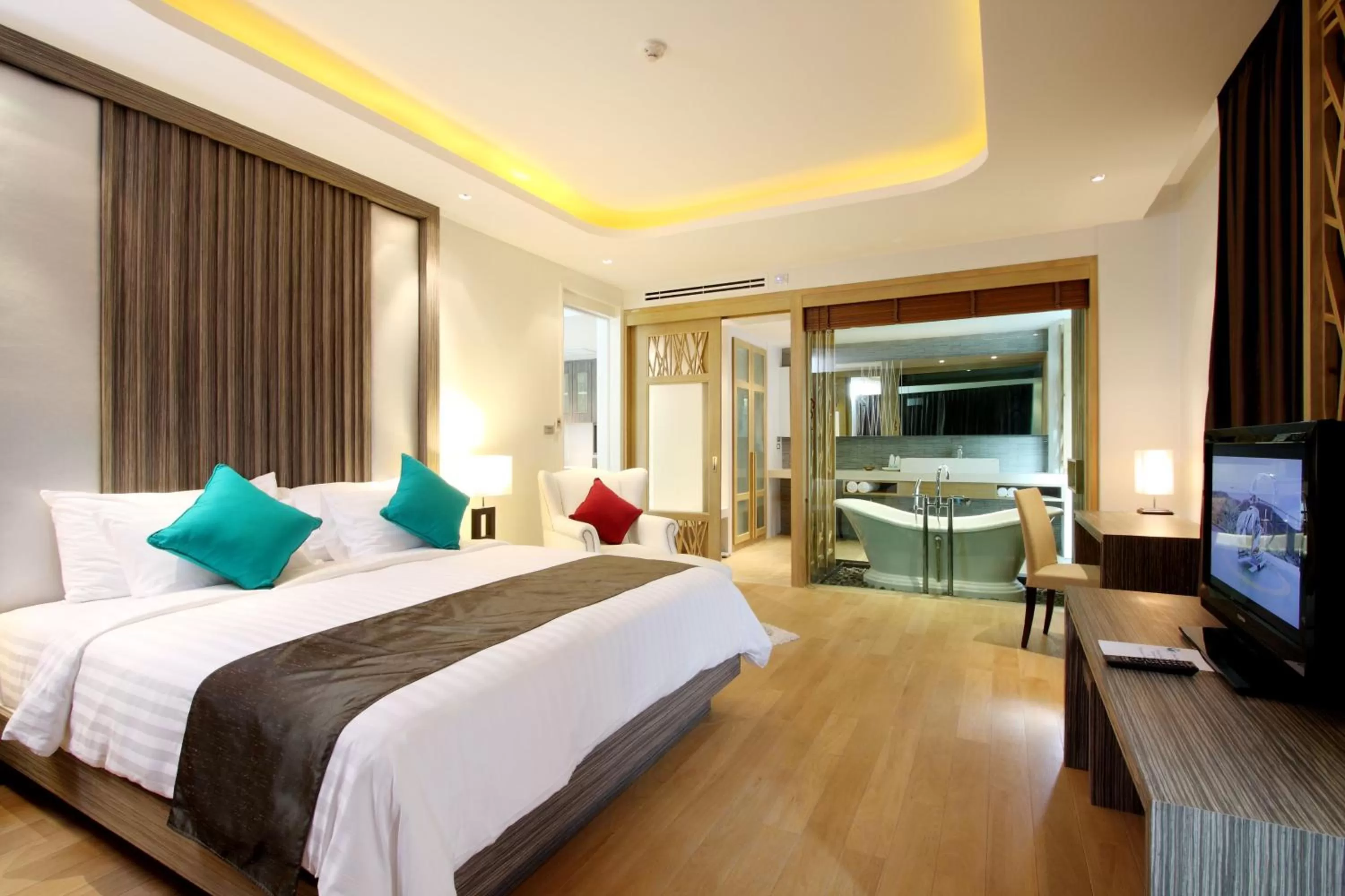 TV and multimedia, Bed in Wyndham Sea Pearl Resort, Phuket