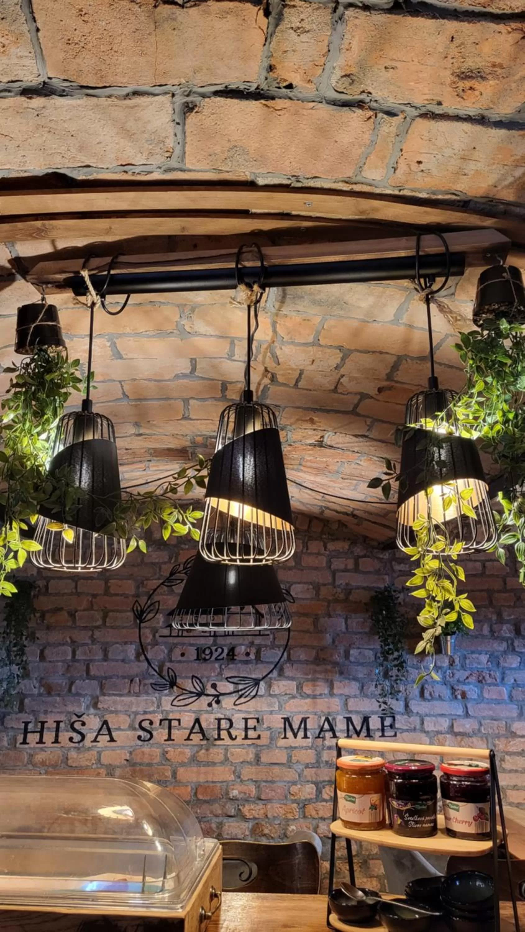 Restaurant/places to eat in Hiša stare mame