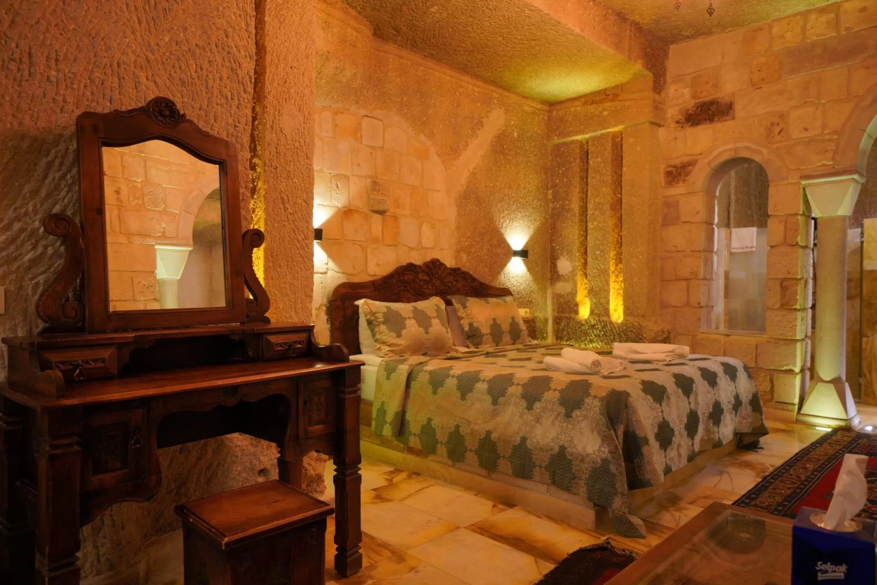 Photo of the whole room, Bed in Shoestring Cave House