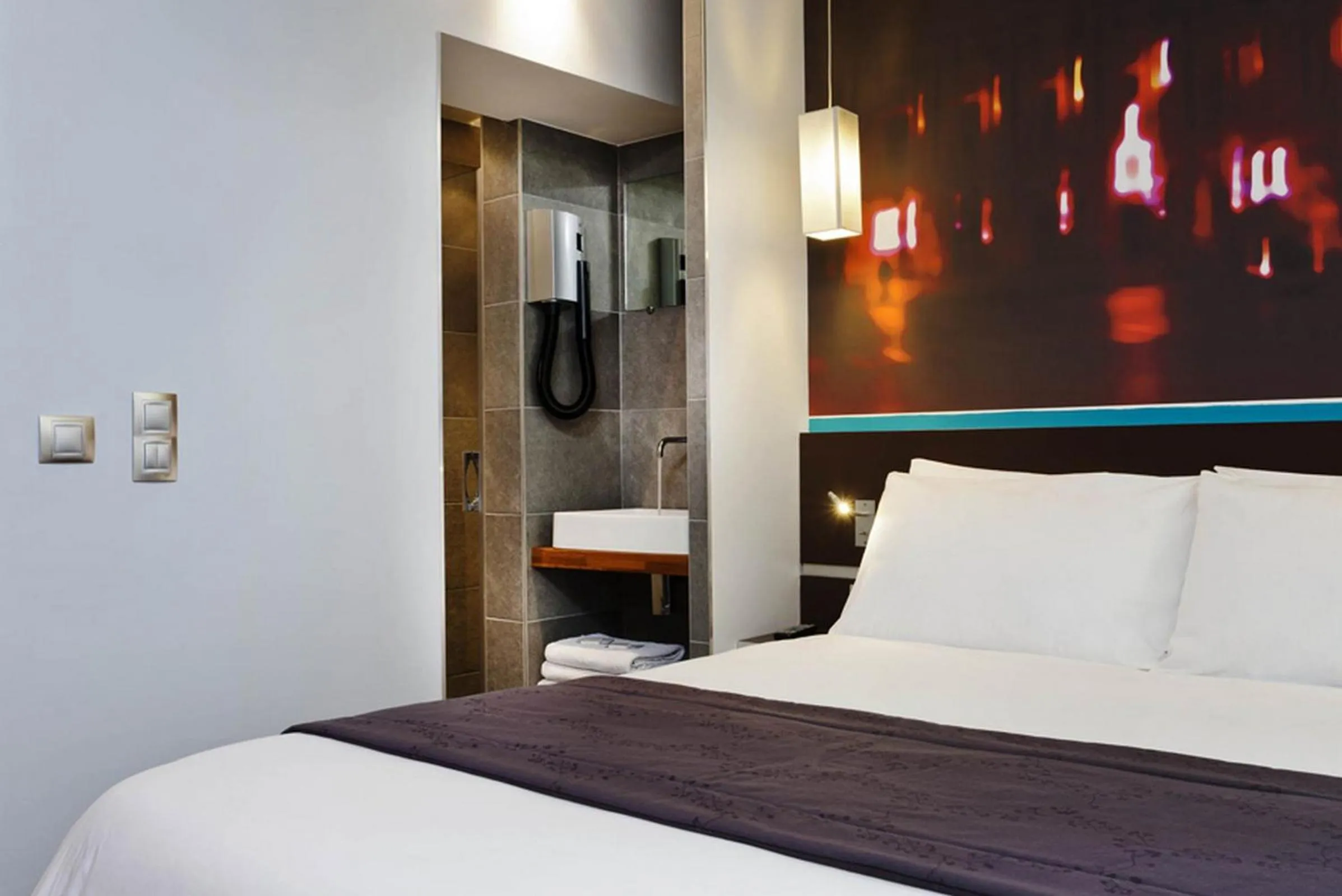 Bed in Hôtel Lumières Montmartre Paris