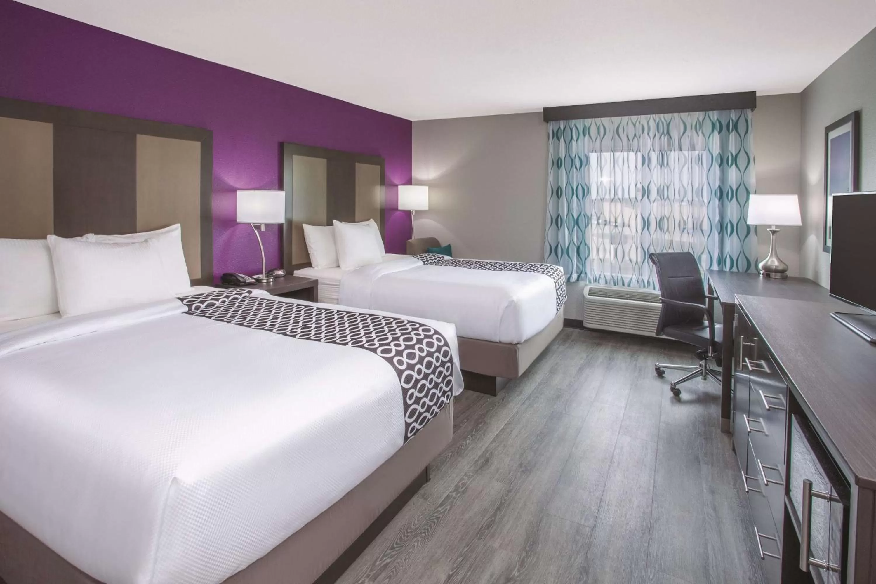 Photo of the whole room, Bed in La Quinta by Wyndham Effingham