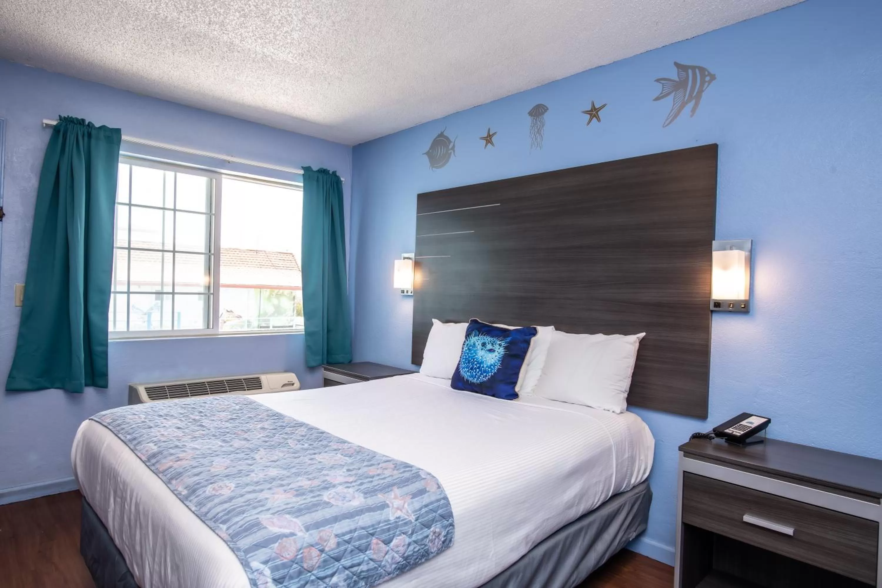 Bed in Aqua Breeze Inn