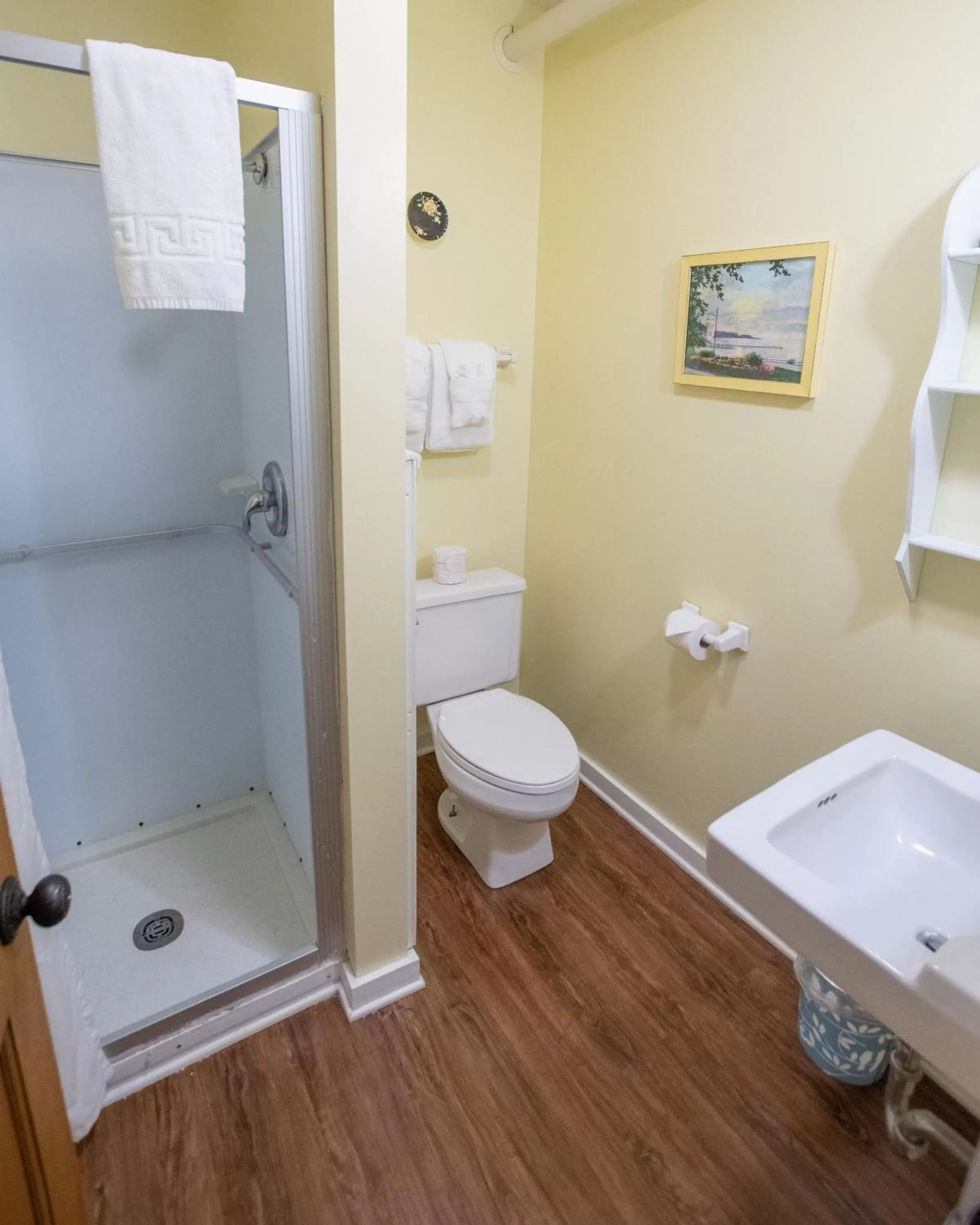 Shower in Terrace Inn and 1911 Restaurant