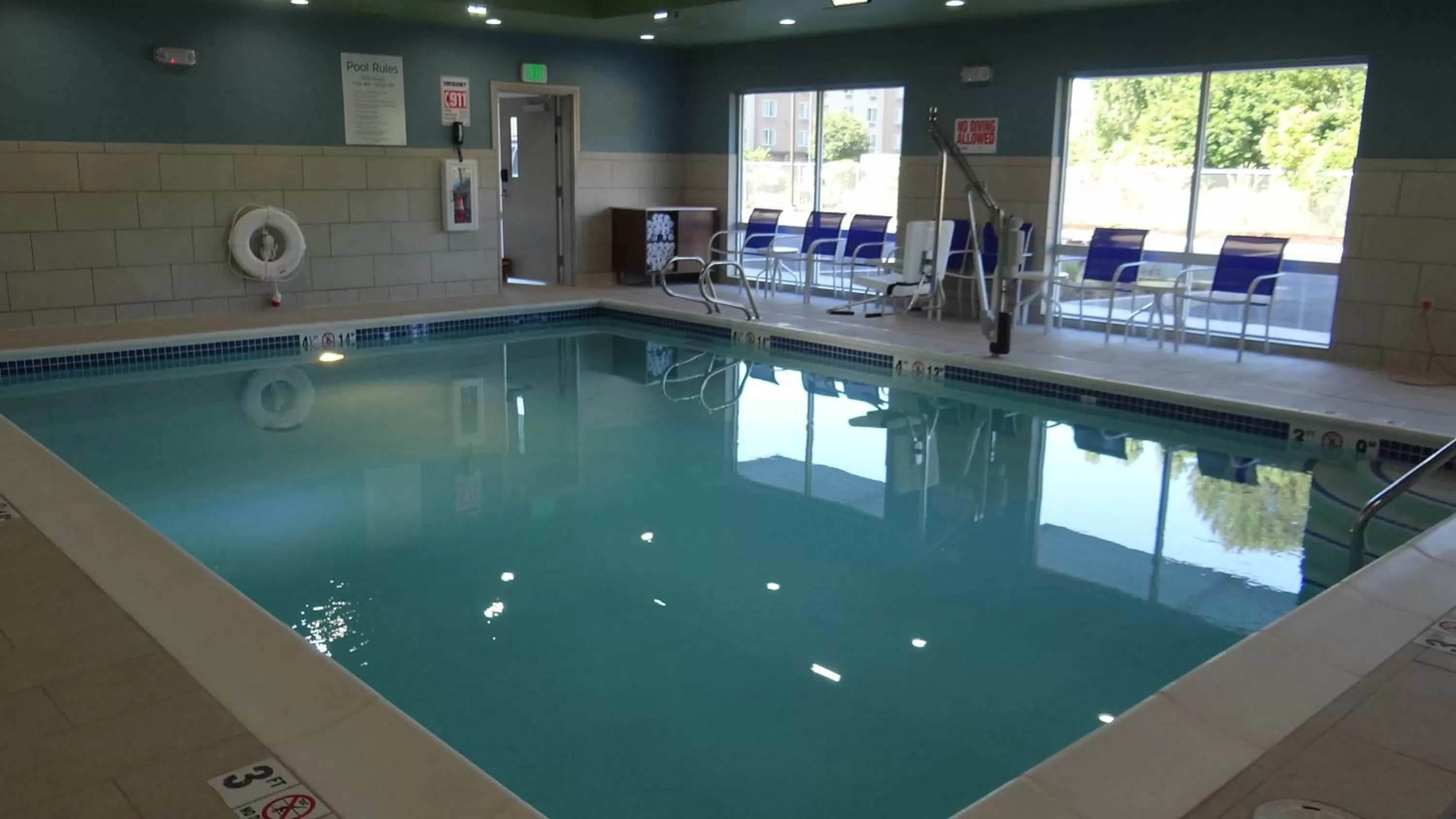 Swimming pool in Holiday Inn Express & Suites - Auburn Downtown by IHG