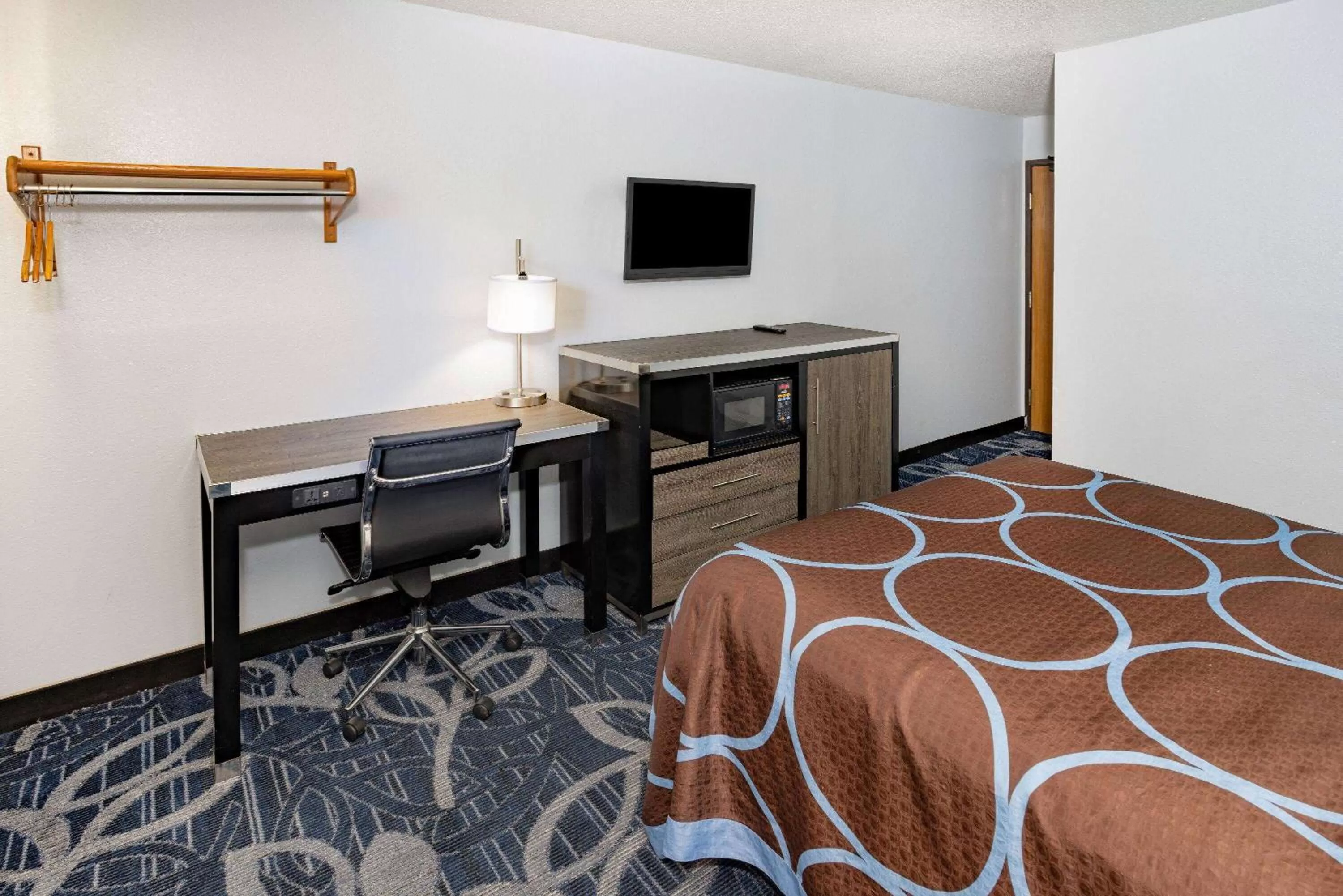 Photo of the whole room, Bed in Super 8 by Wyndham Johnstown/Gloversville