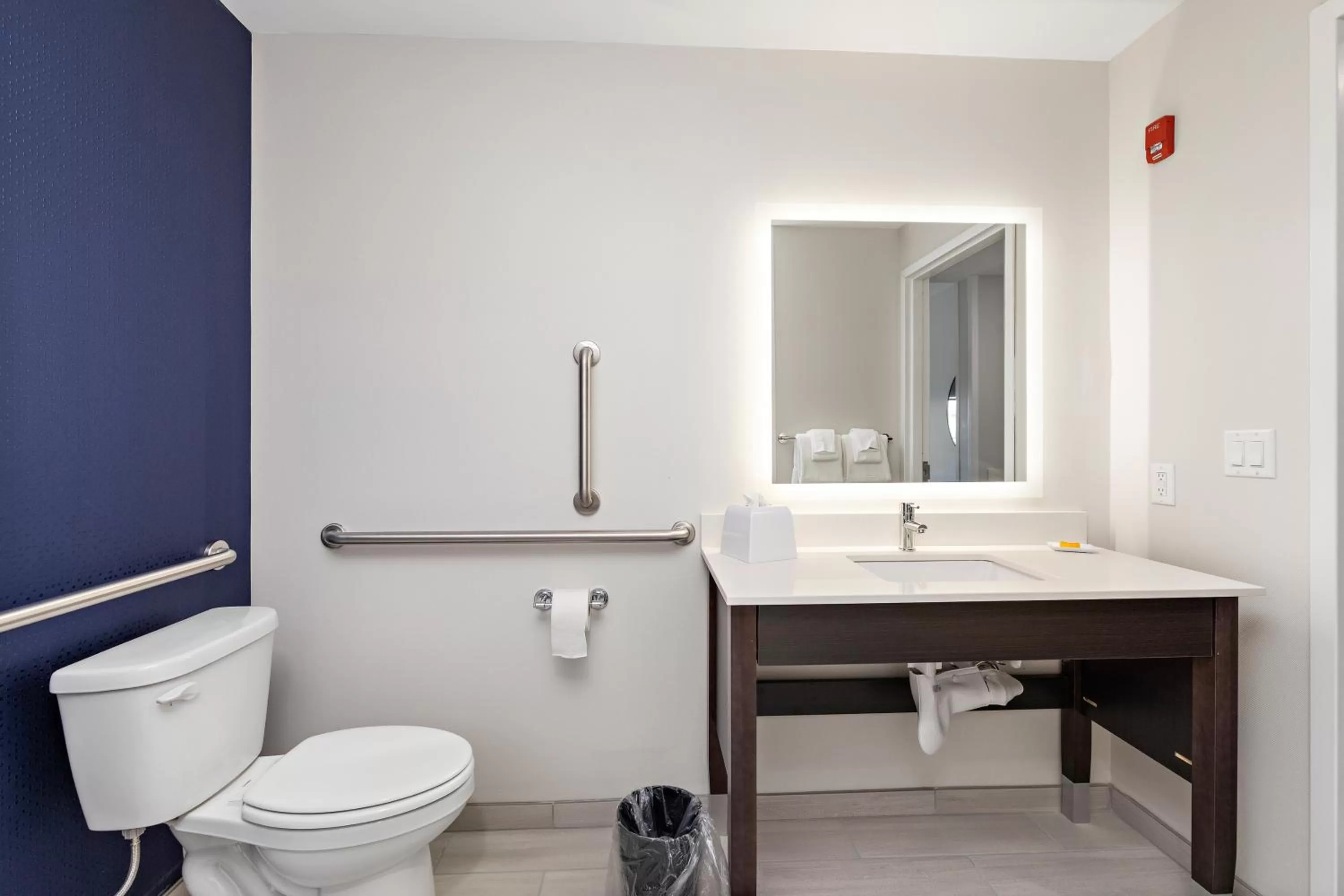 Toilet in Holiday Inn Express Kansas City North Parkville by IHG