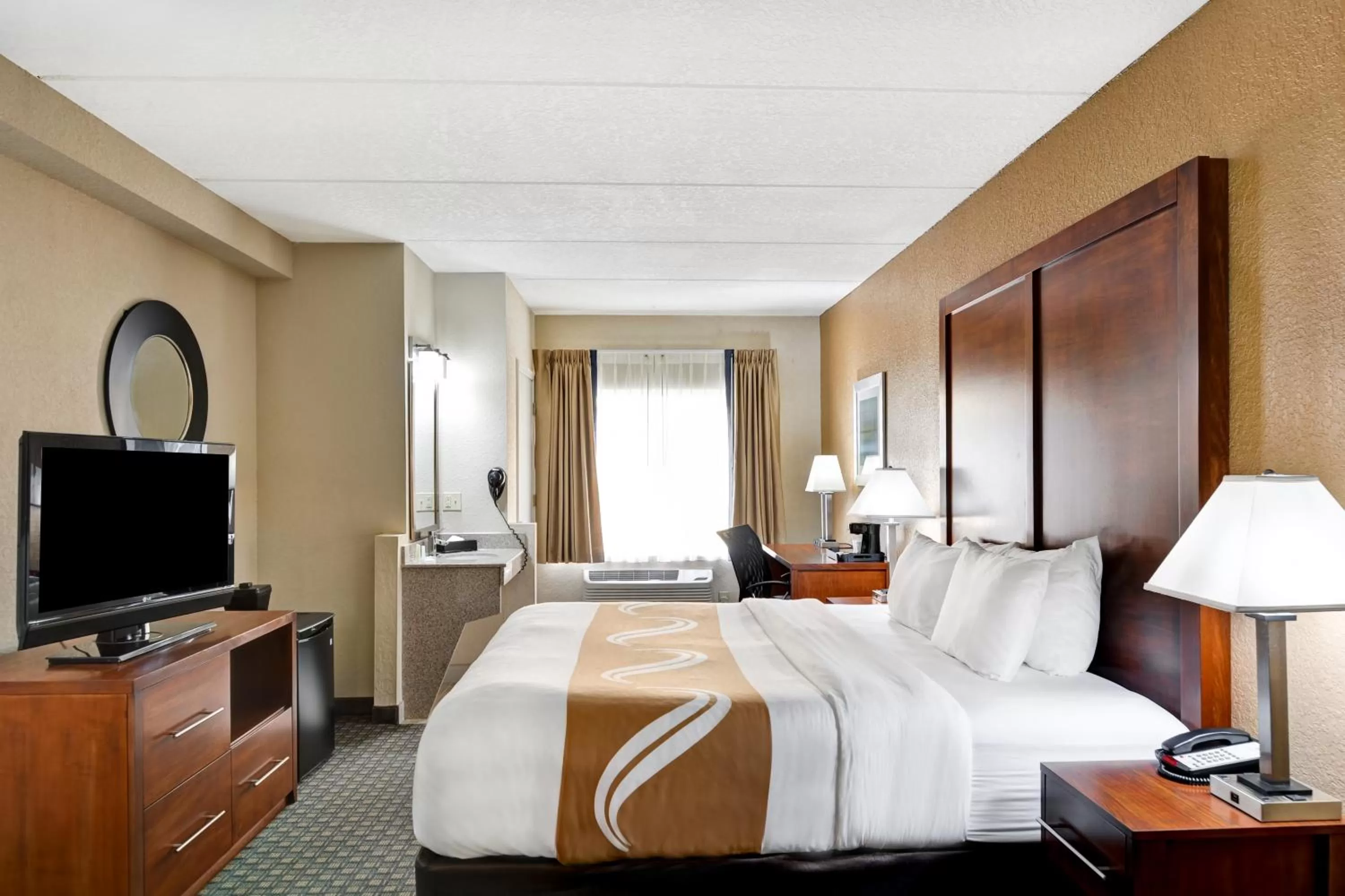 TV and multimedia, Bed in Quality Inn & Suites Heritage Park