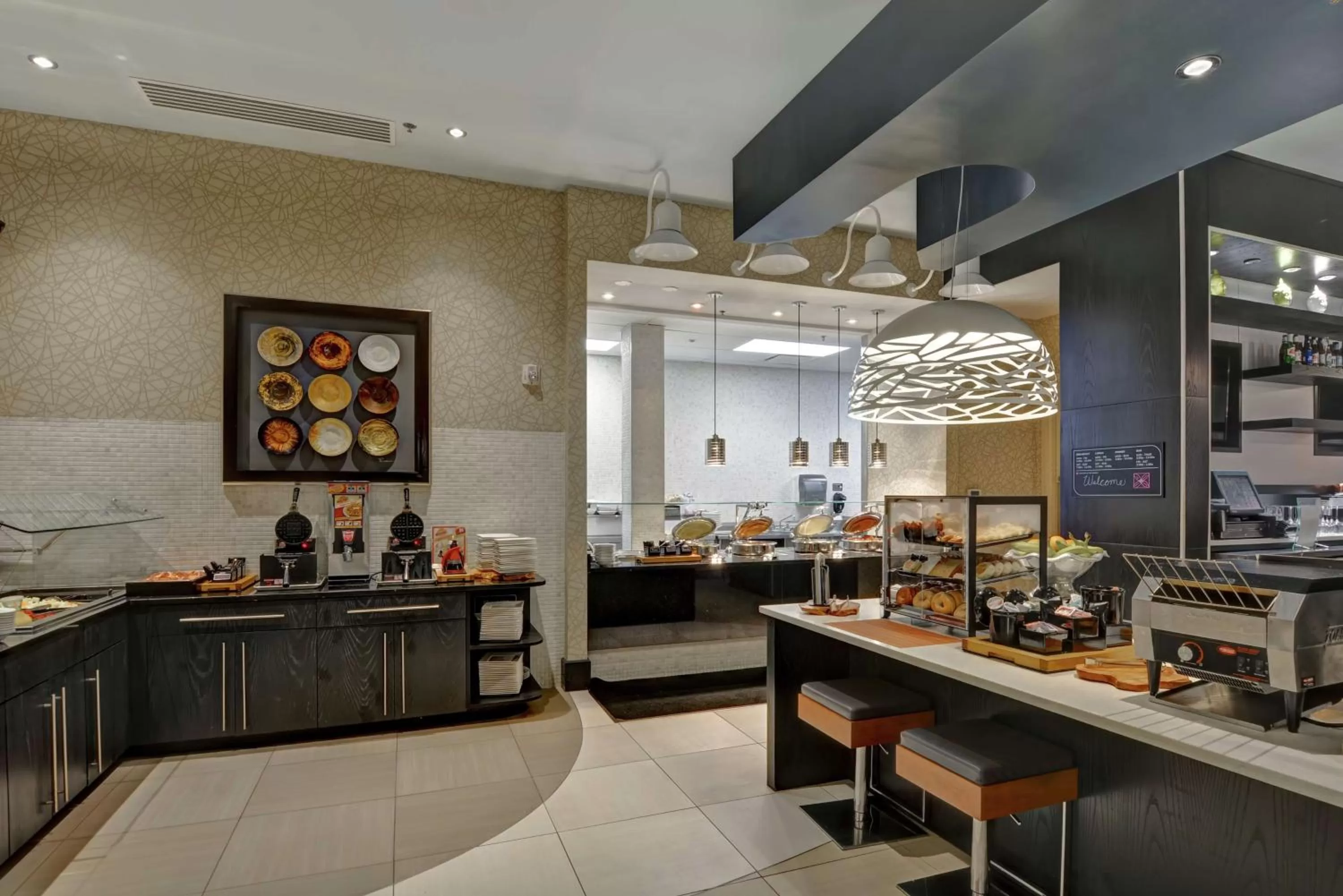 Dining area in Hilton Garden Inn Raleigh/Crabtree Valley