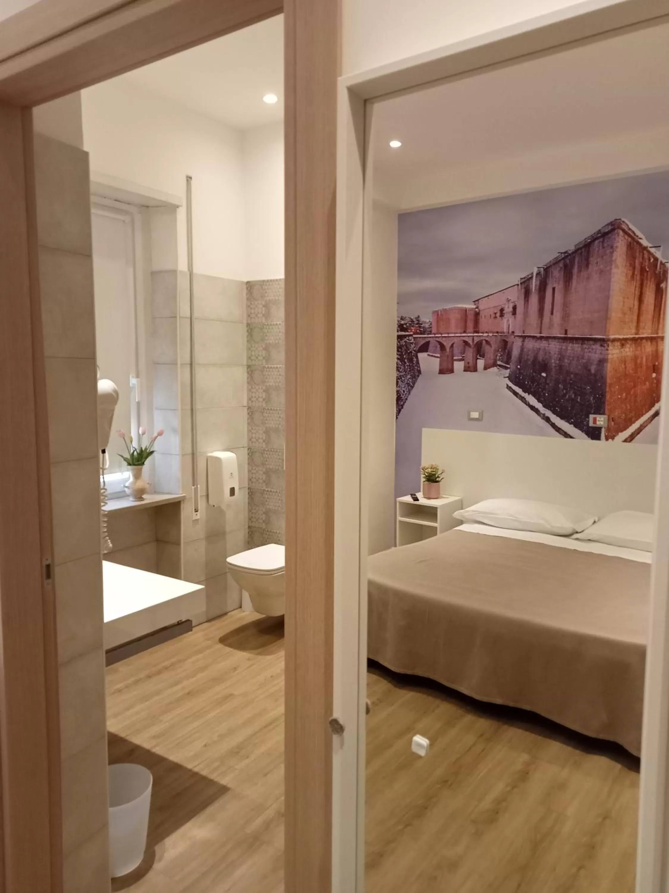 Shower, Bed in Hotel Porta Rivera