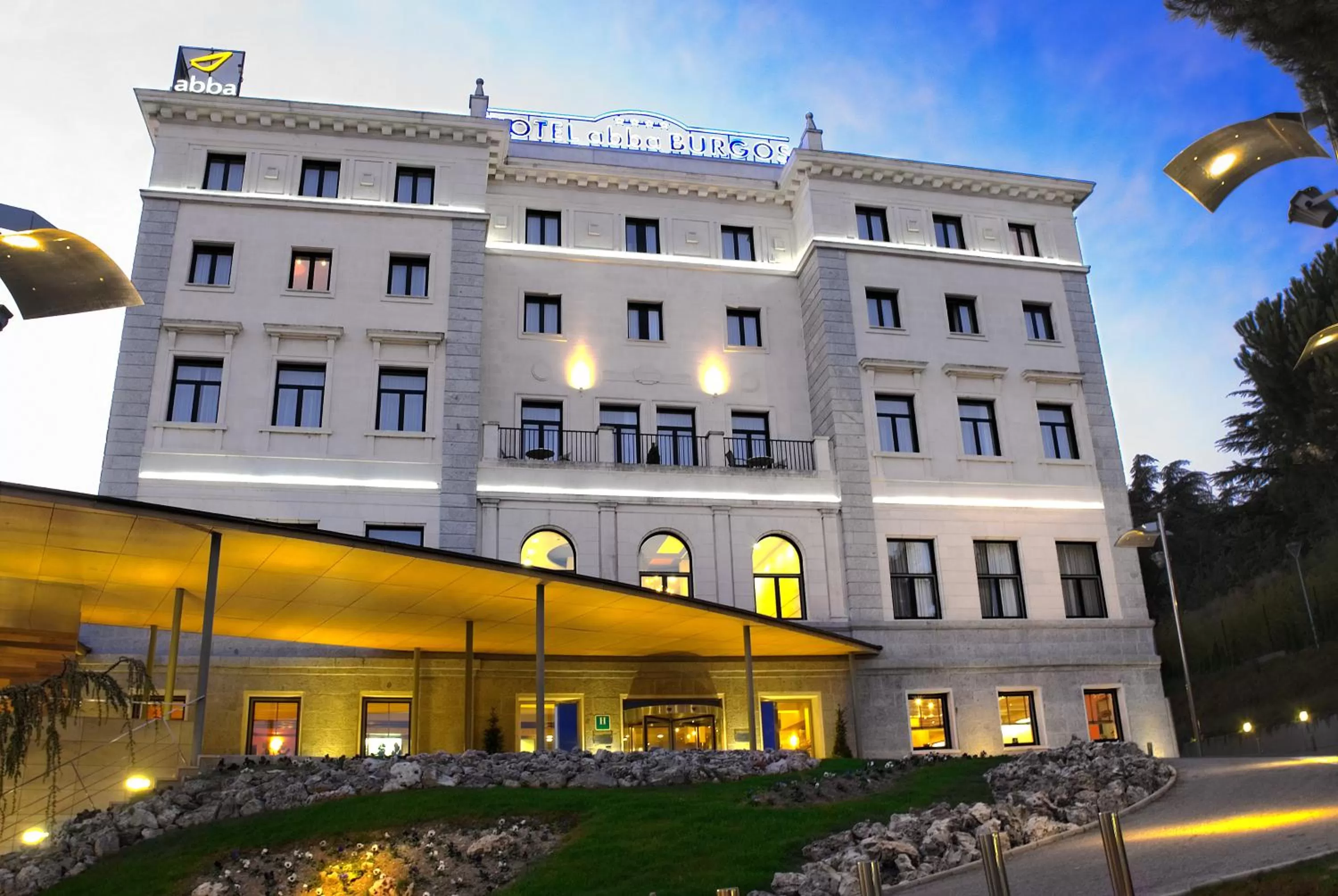 Facade/entrance in Abba Burgos