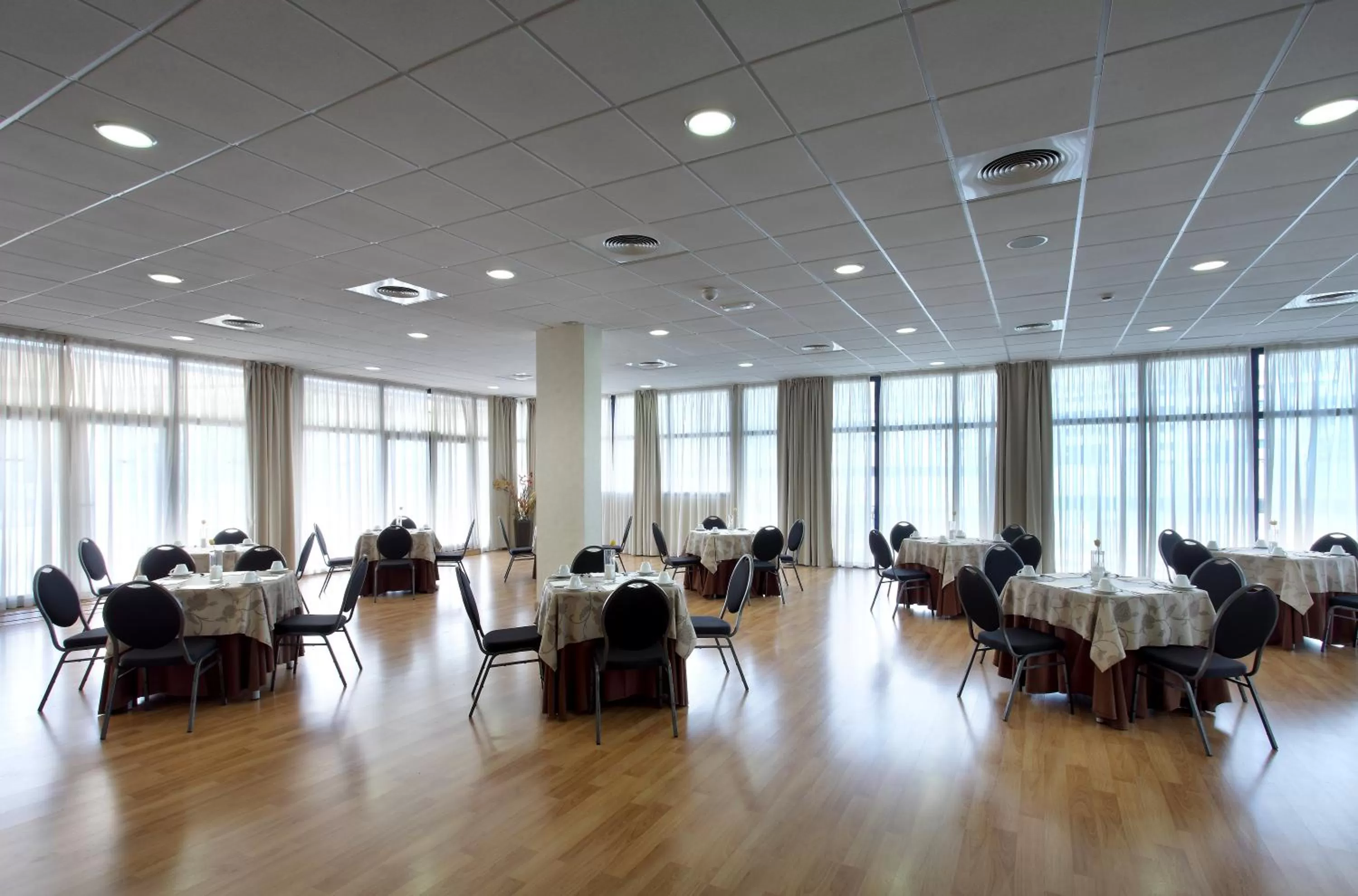 Lounge or bar in Exe Sevilla Palmera