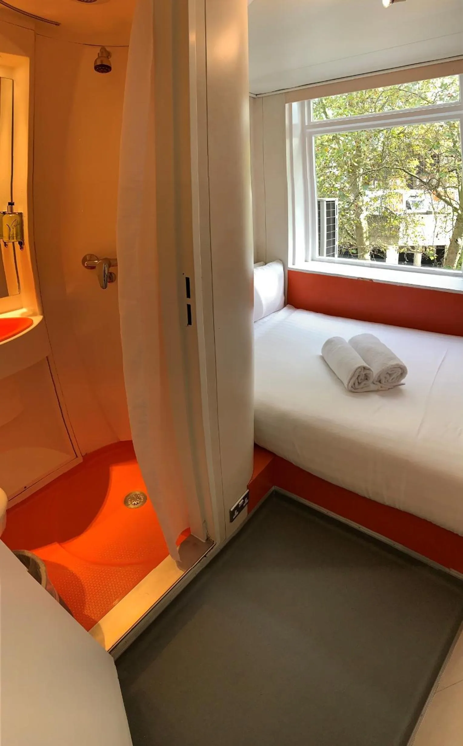 Bathroom, Bed in easyHotel South Kensington