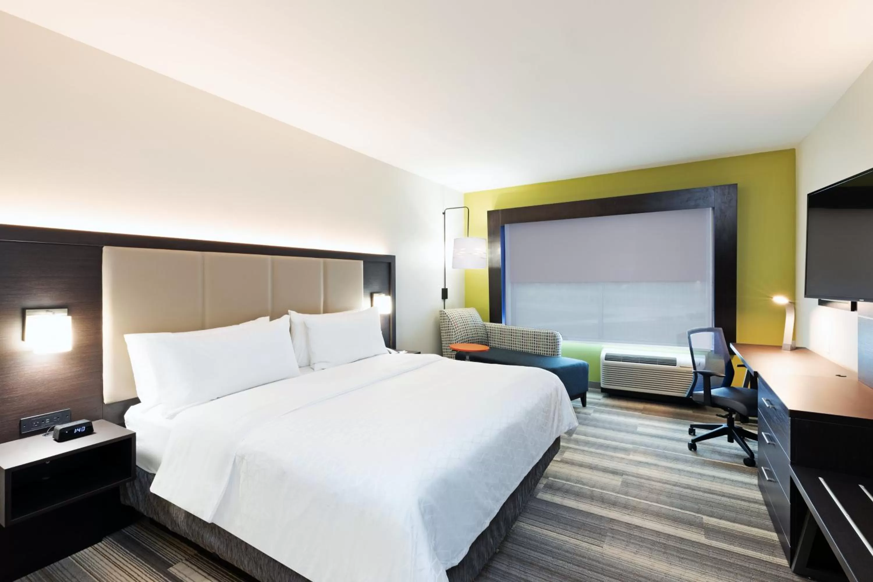 Photo of the whole room, Bed in Holiday Inn Express & Suites Purcell by IHG