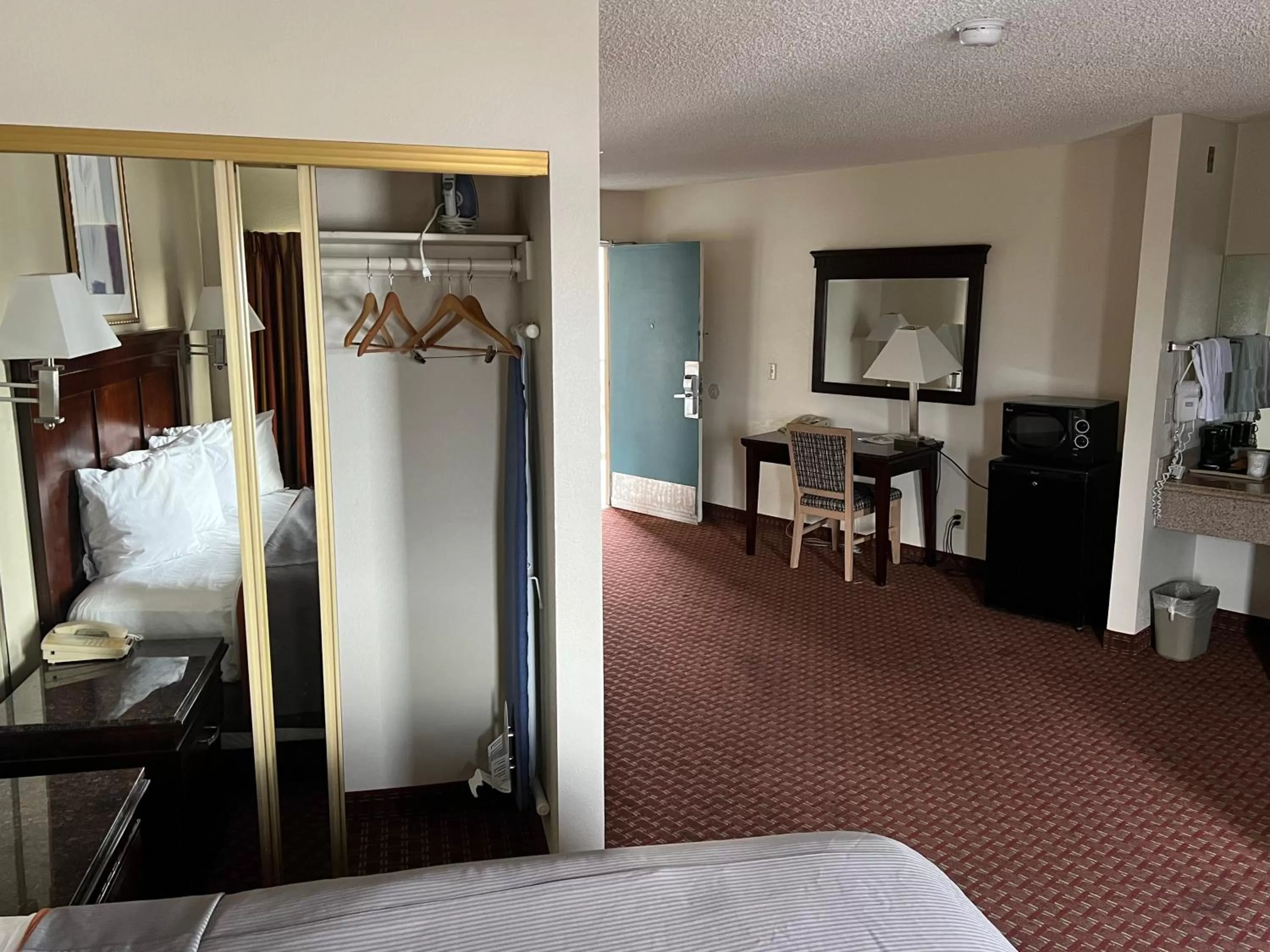 Bedroom, Bed in Days Inn & Suites by Wyndham Rancho Cordova