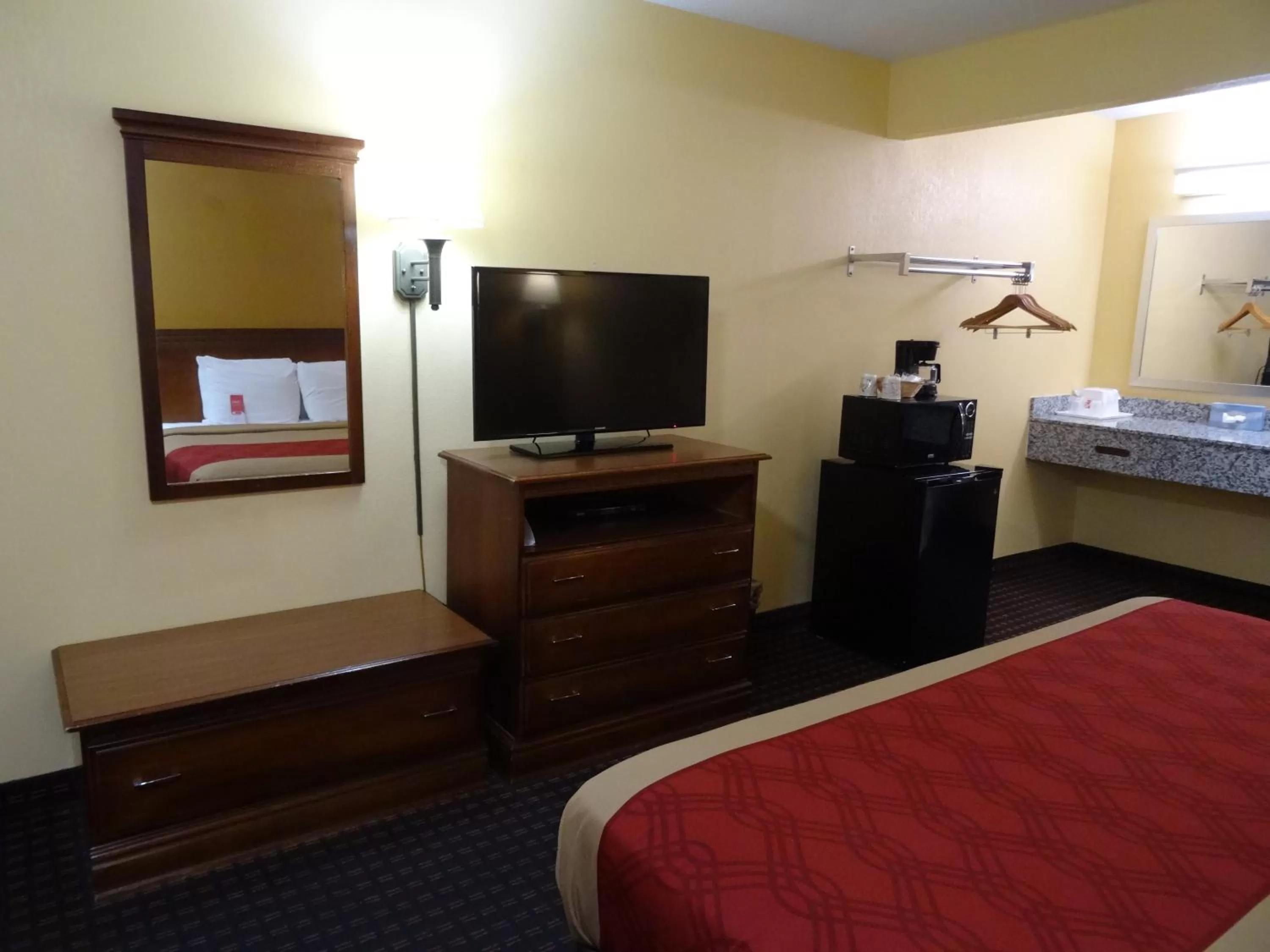 Bed in Econo Lodge Fredericksburg near I-95