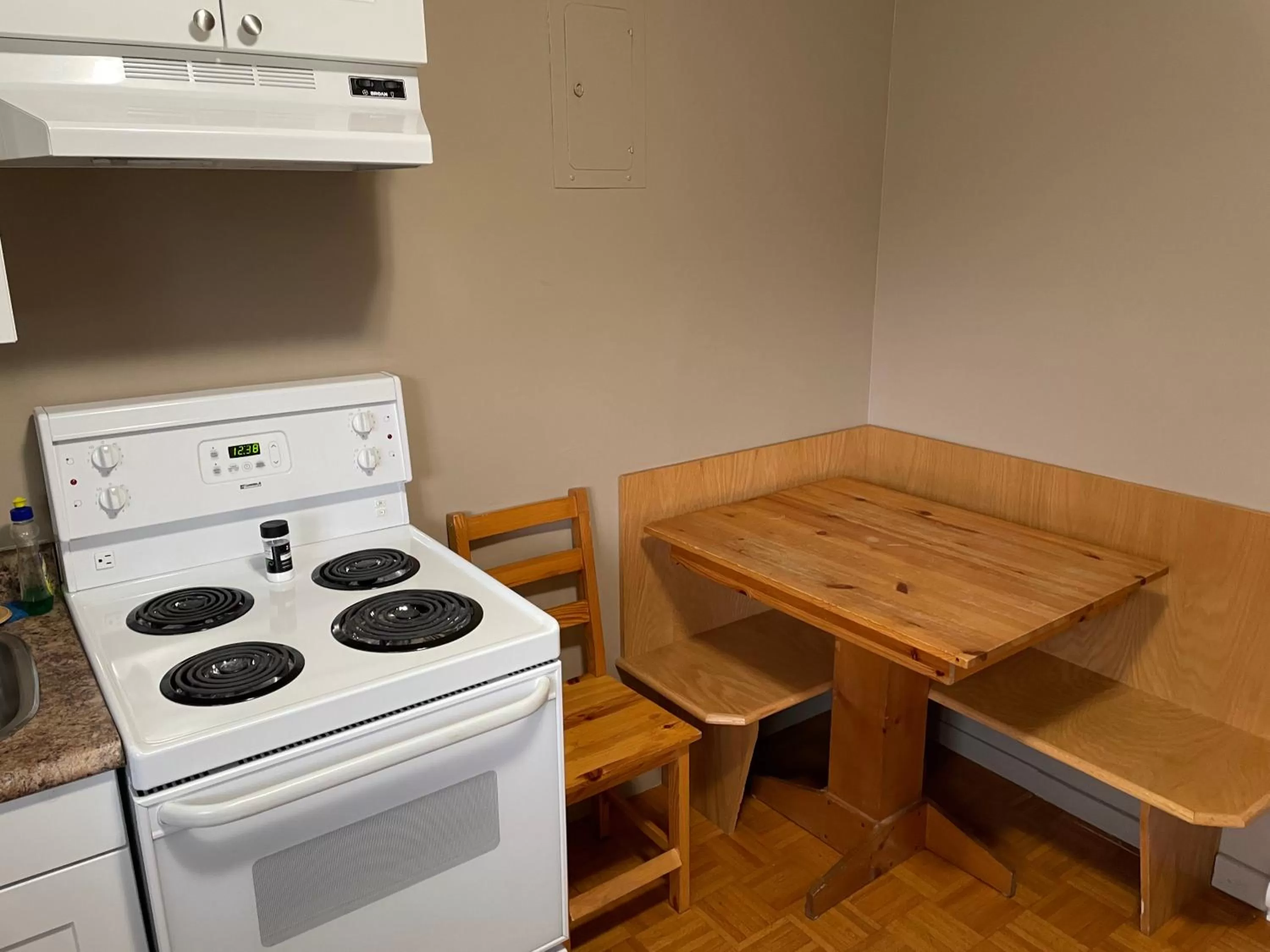 Kitchen/Kitchenette in Rivers End Motel