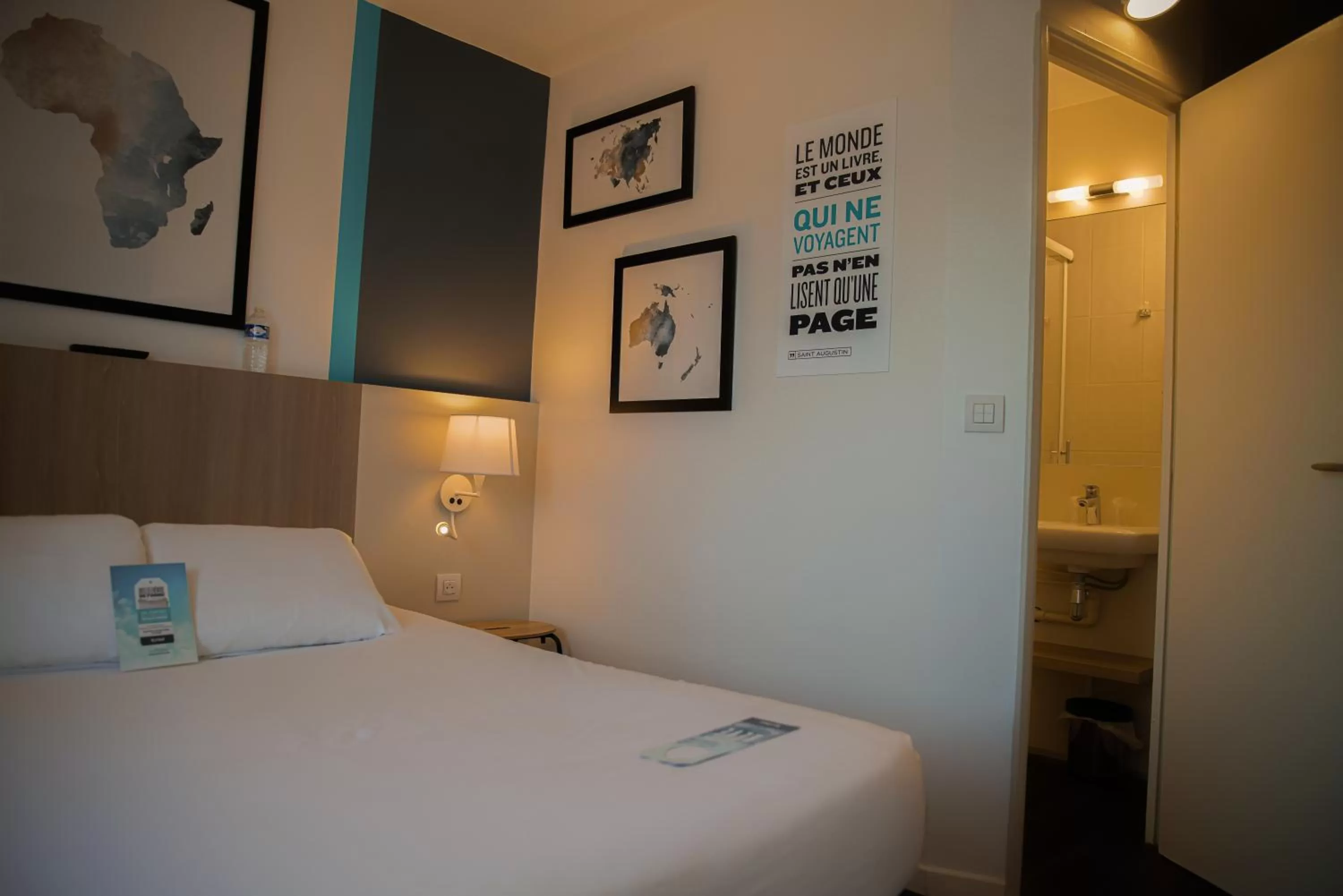 Bed in Kyriad Hôtel La Fleche