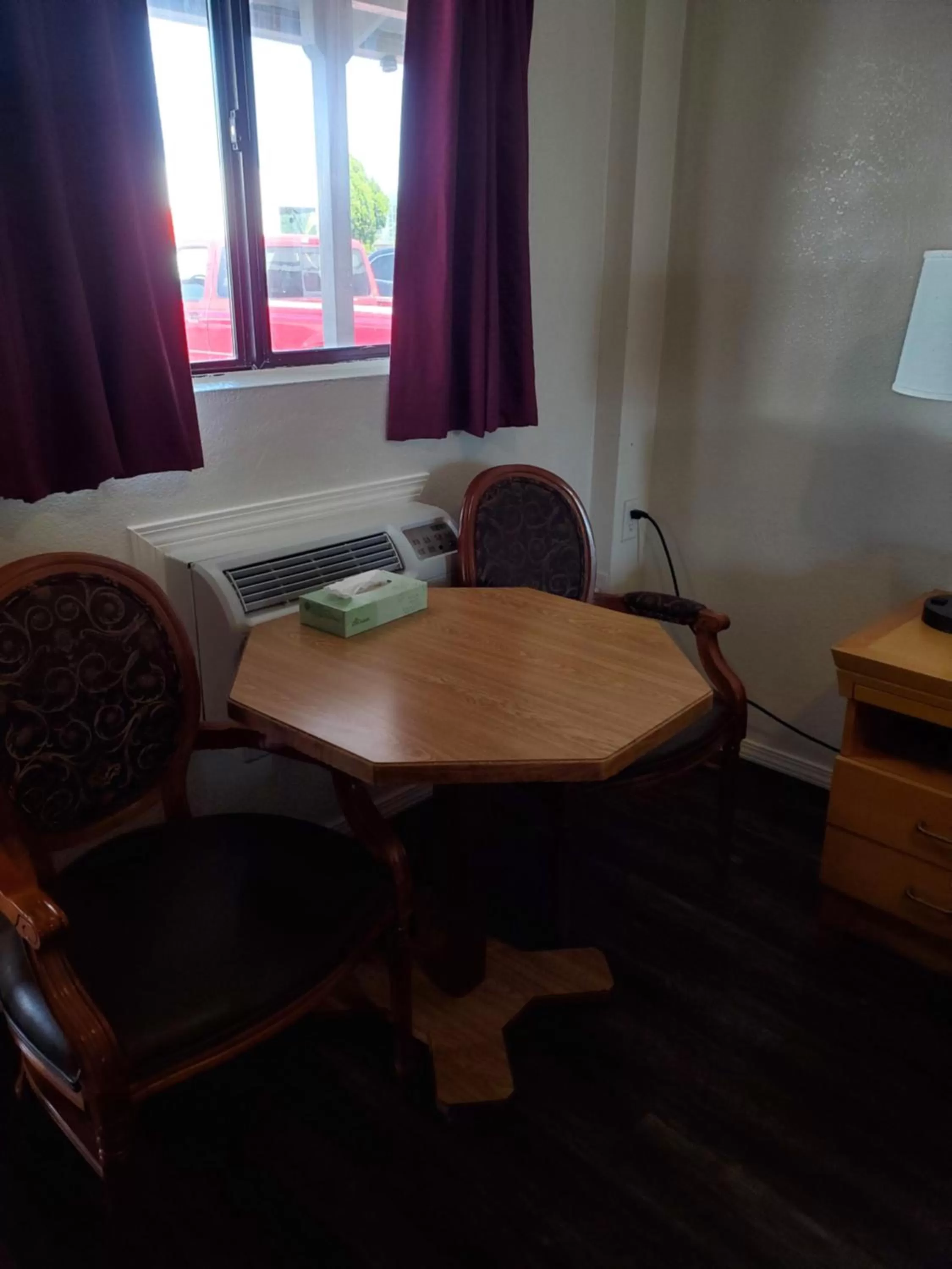 Bedroom, Bed in Ontario Inn