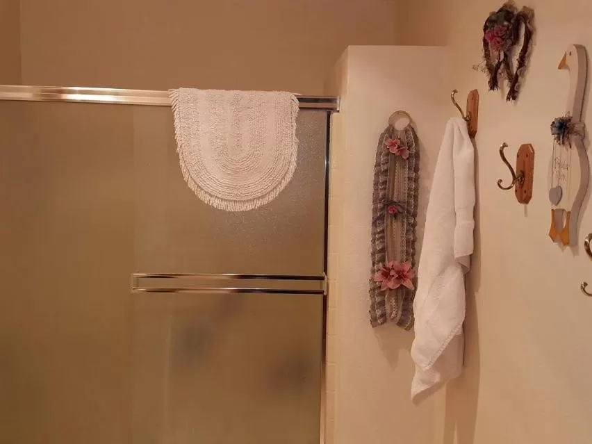 Bathroom in Yosemite Nights Bed & Breakfast