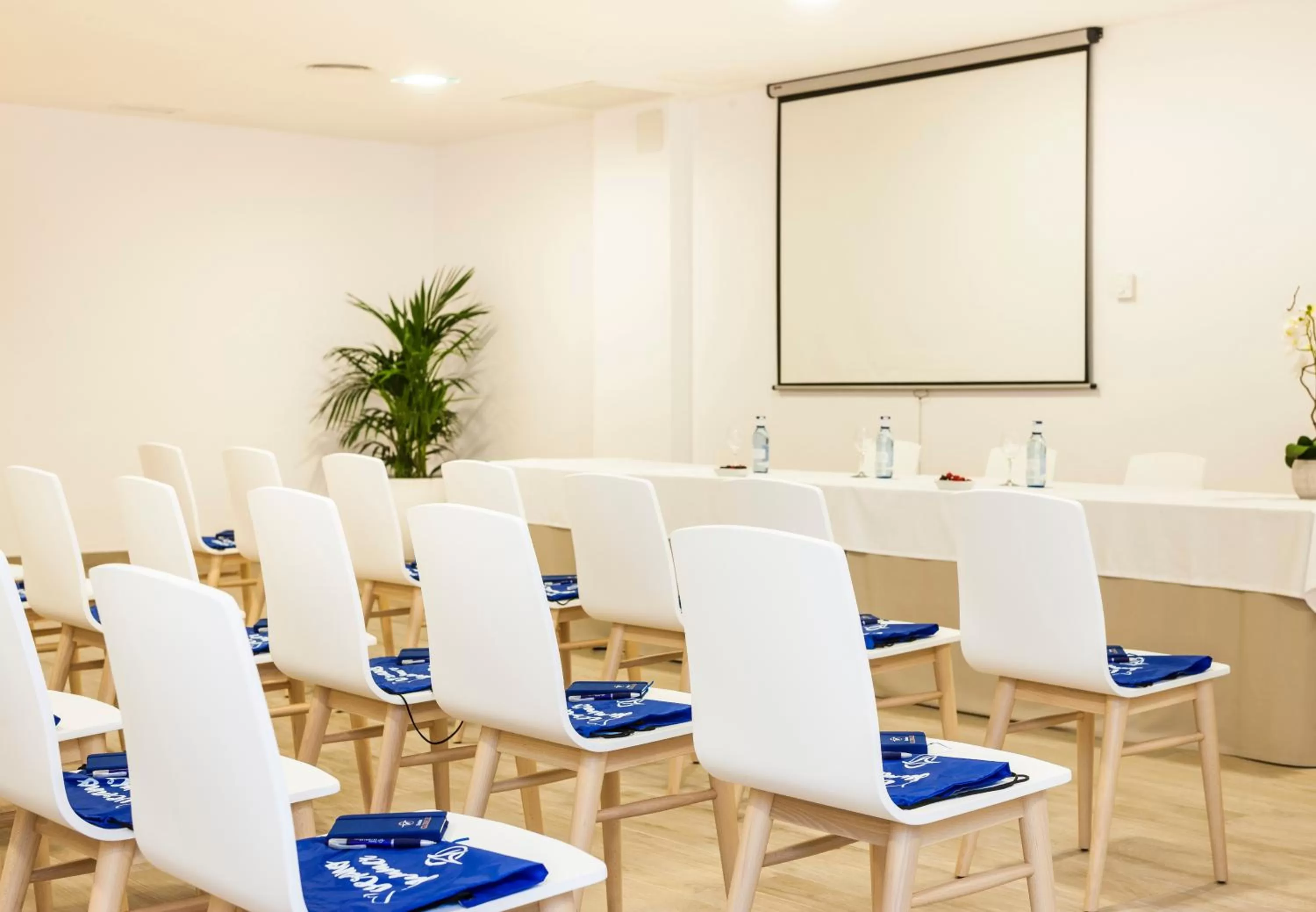 Business facilities in Globales Mimosa