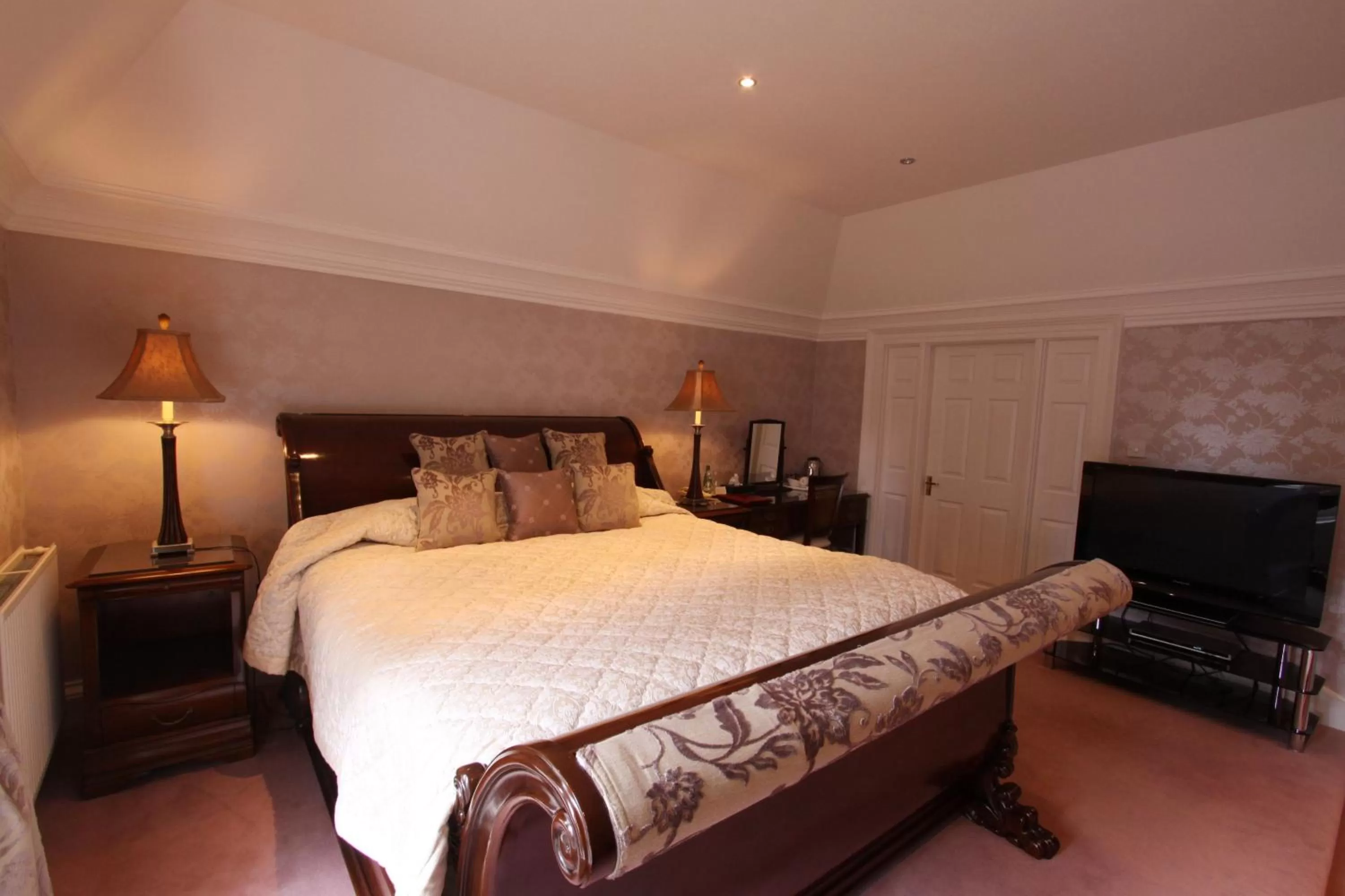Bed in Mansion House Hotel