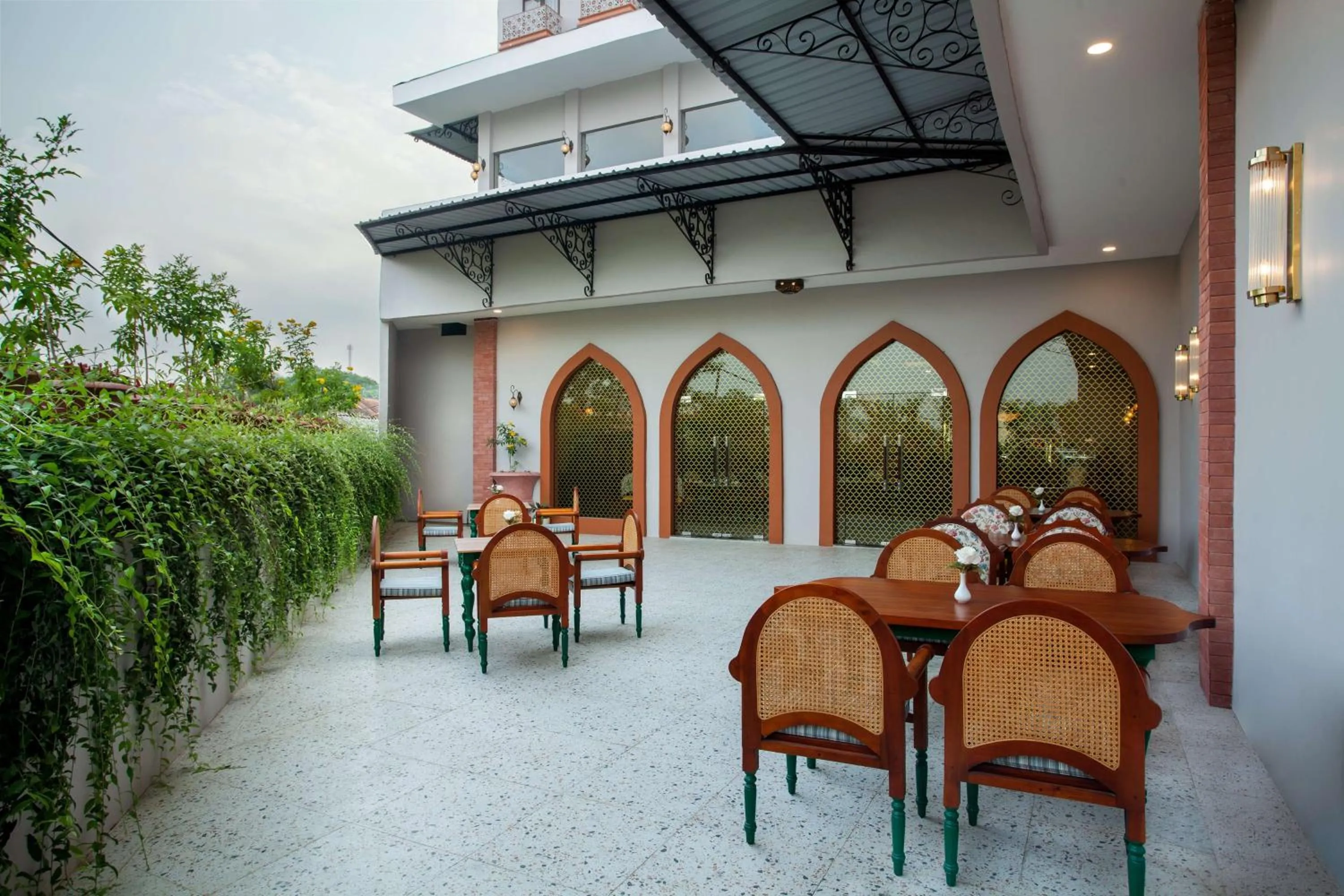 Restaurant/places to eat in Alhambra Hotel & Convention, BW Signature Collection