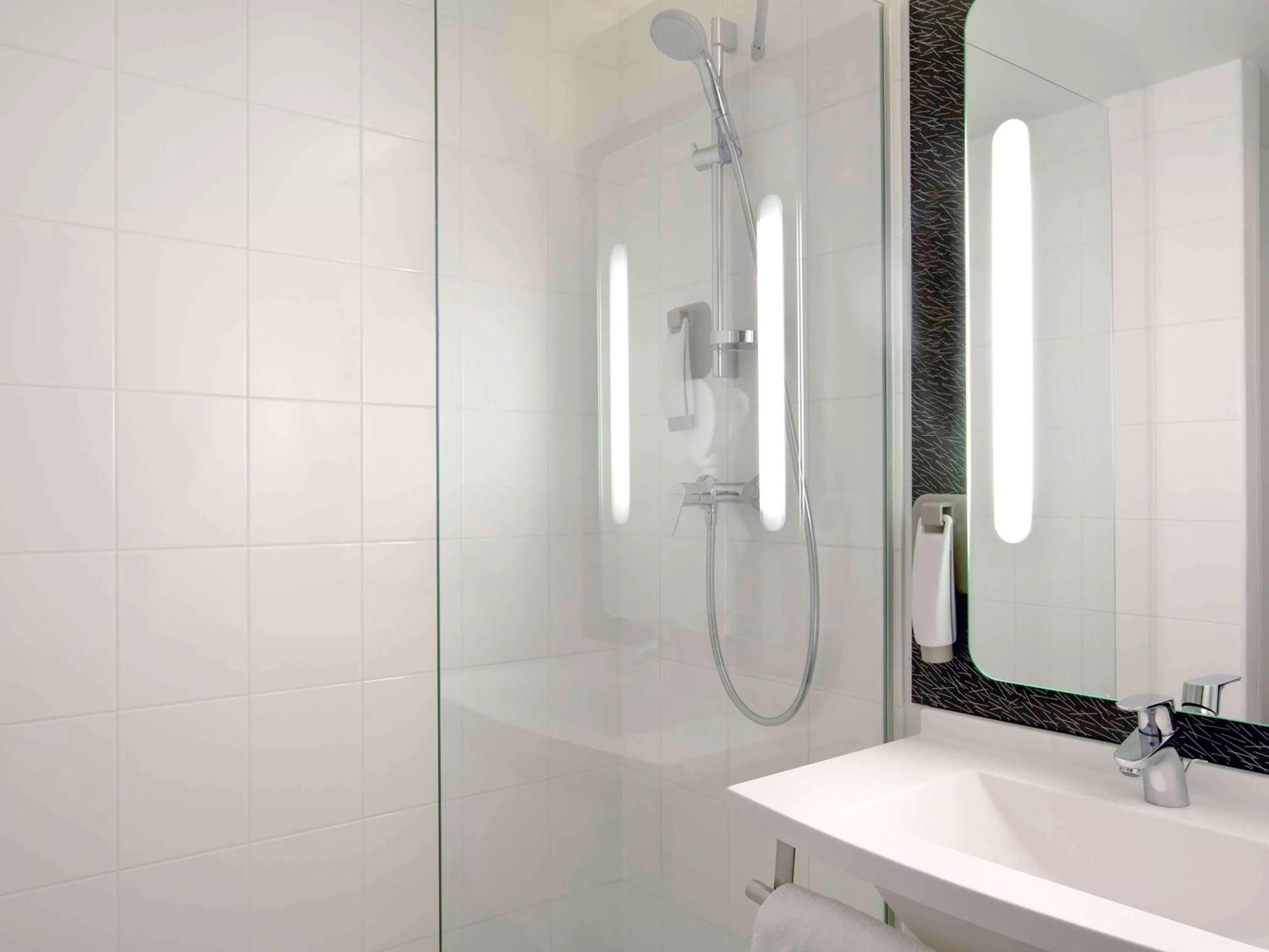 Photo of the whole room in ibis Clermont Ferrand Nord Riom