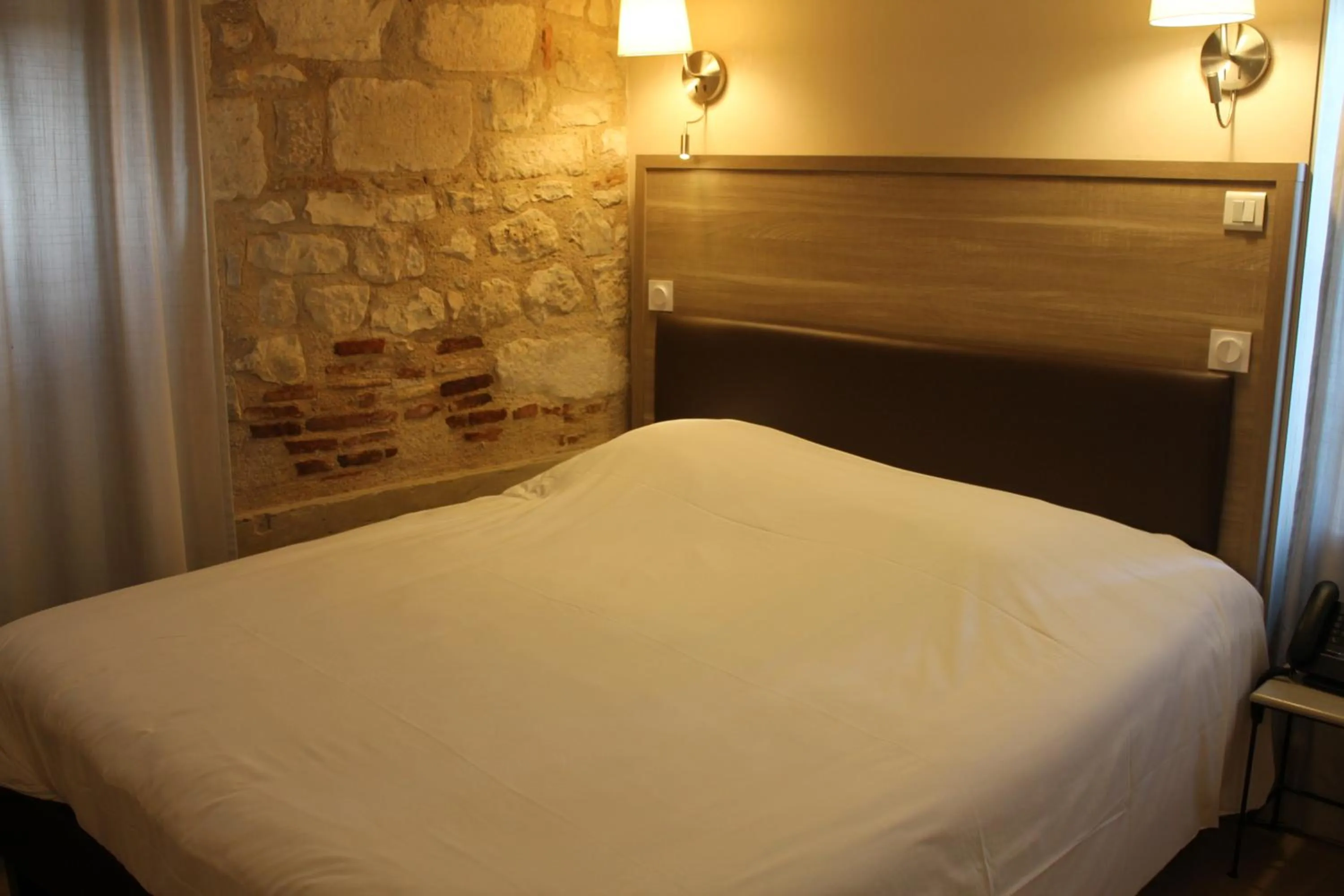 Bed in Logis Hotels- Auberge de la Tour - Hôtel et restaurant
