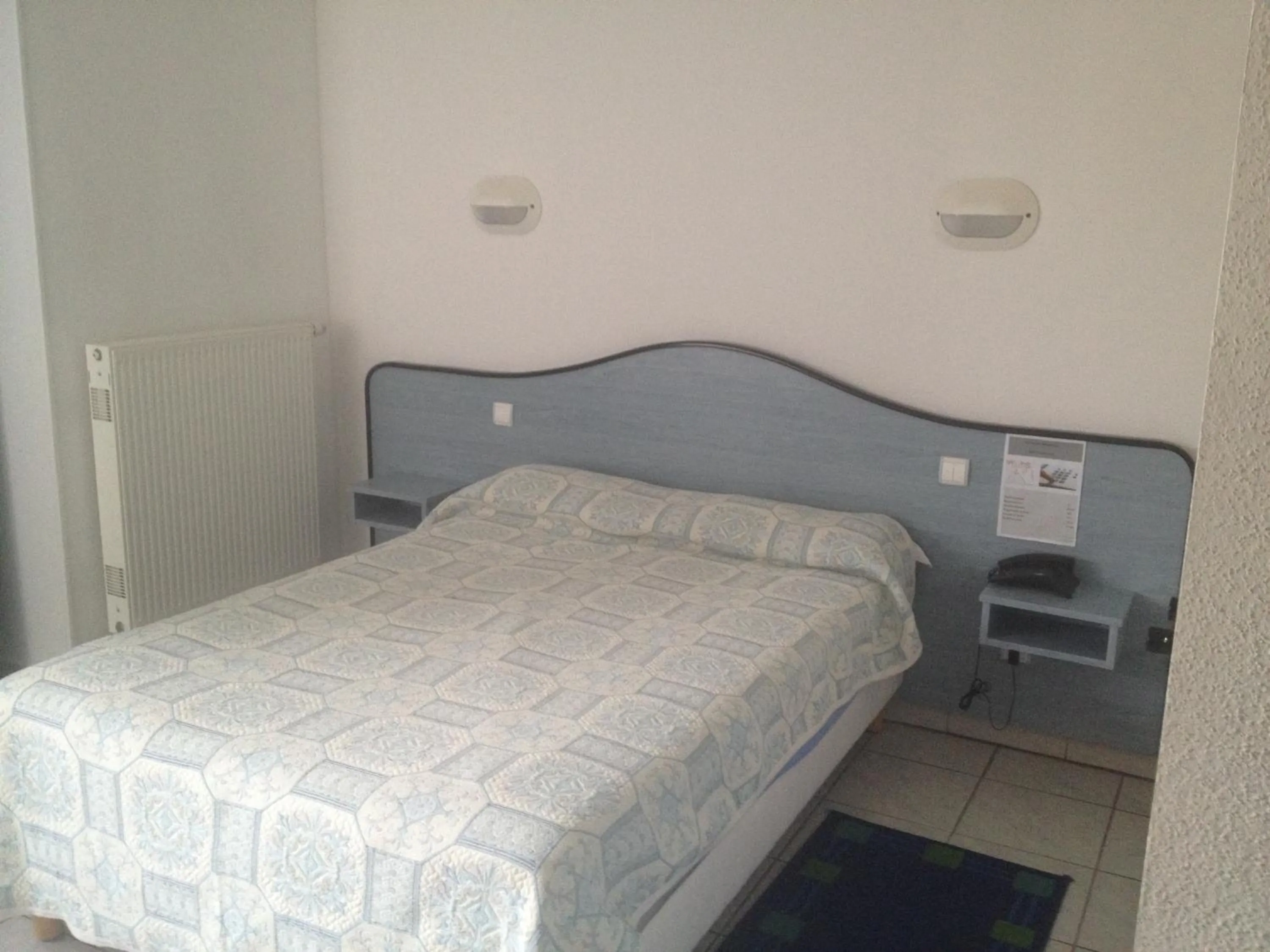 Photo of the whole room, Bed in Hotel Le Strasbourg