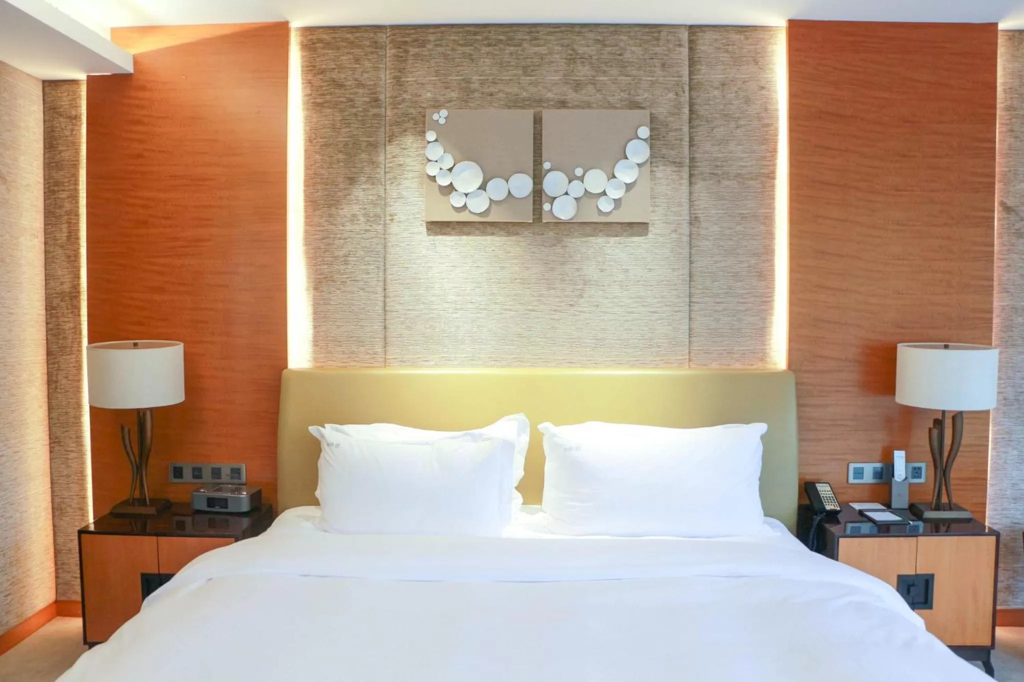 Photo of the whole room, Bed in Holiday Inn Nanjing Xuanwu Lake by IHG