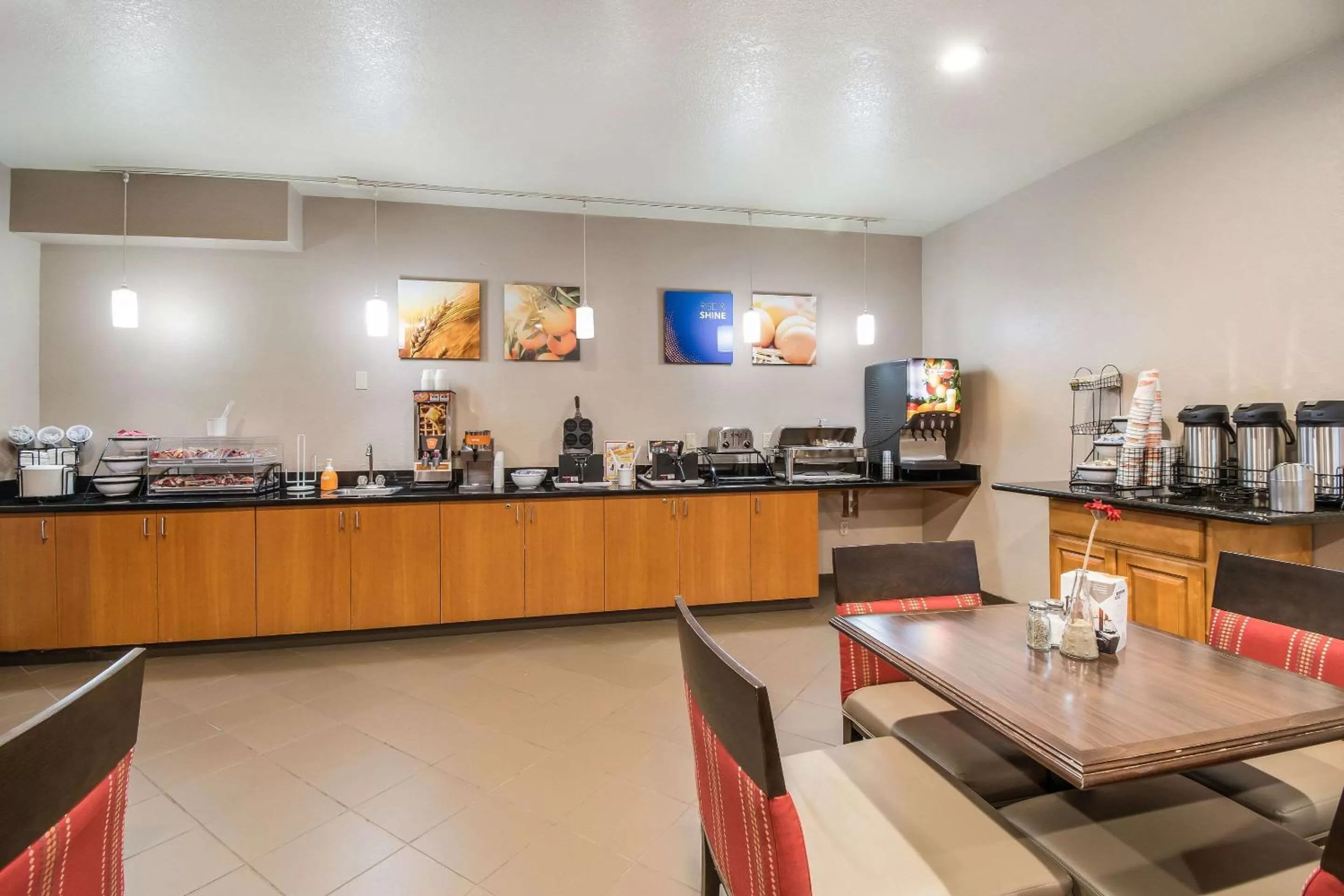 Restaurant/places to eat in Comfort Inn Newport