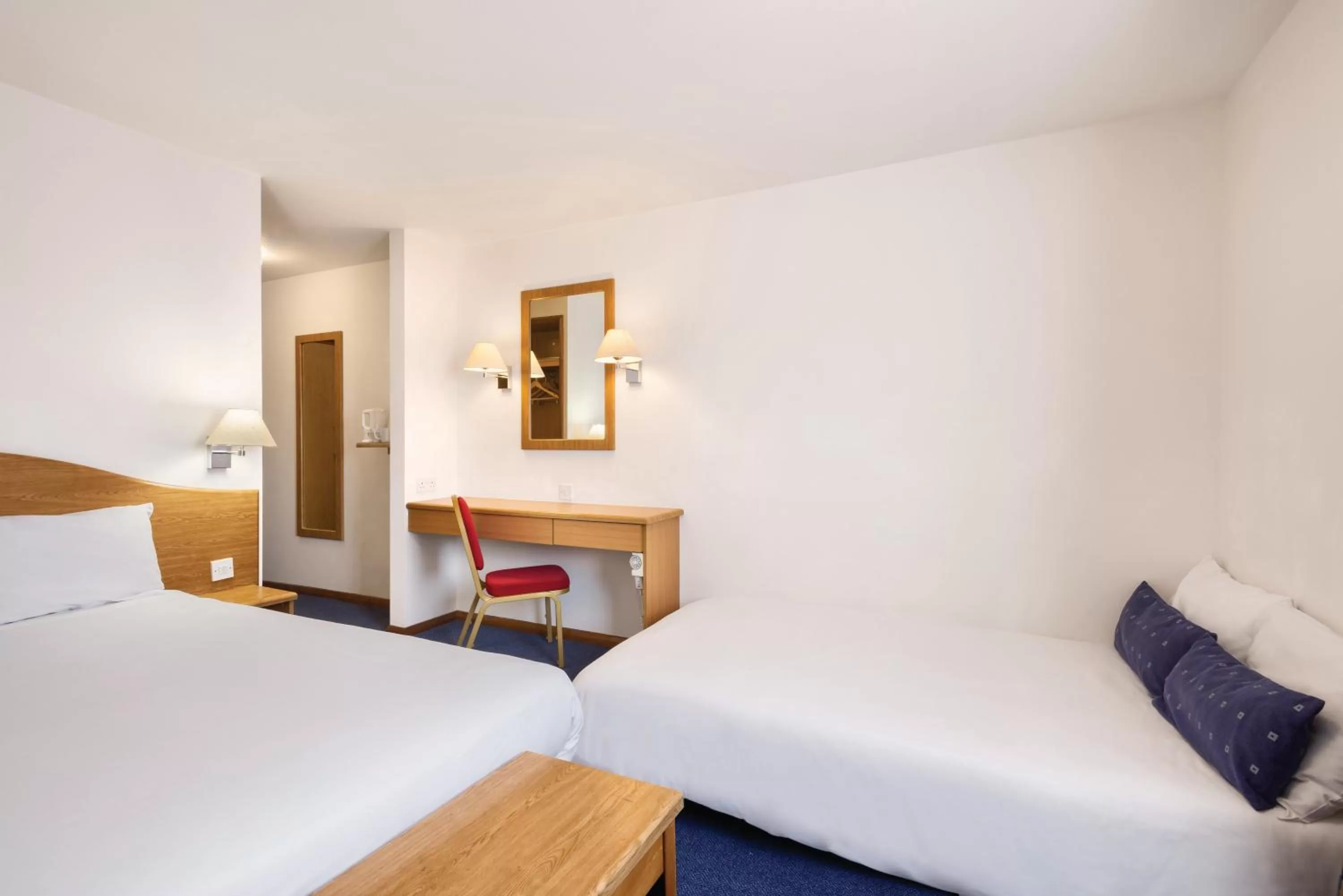 Photo of the whole room, Bed in Days Inn by Wyndham Telford Ironbridge