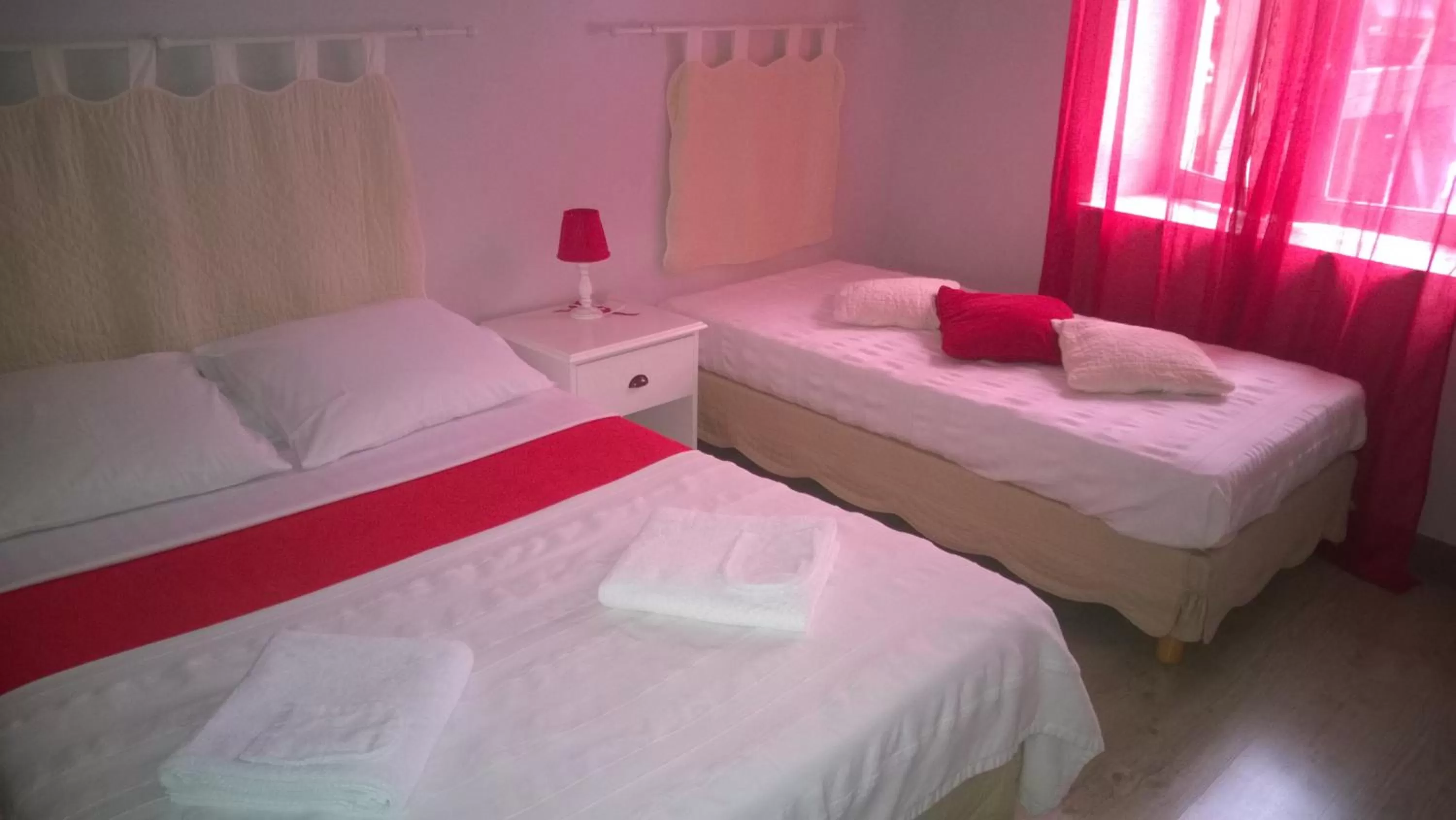 Bathroom, Bed in Chambres D'Hotes La Maison Des Chiens Verts