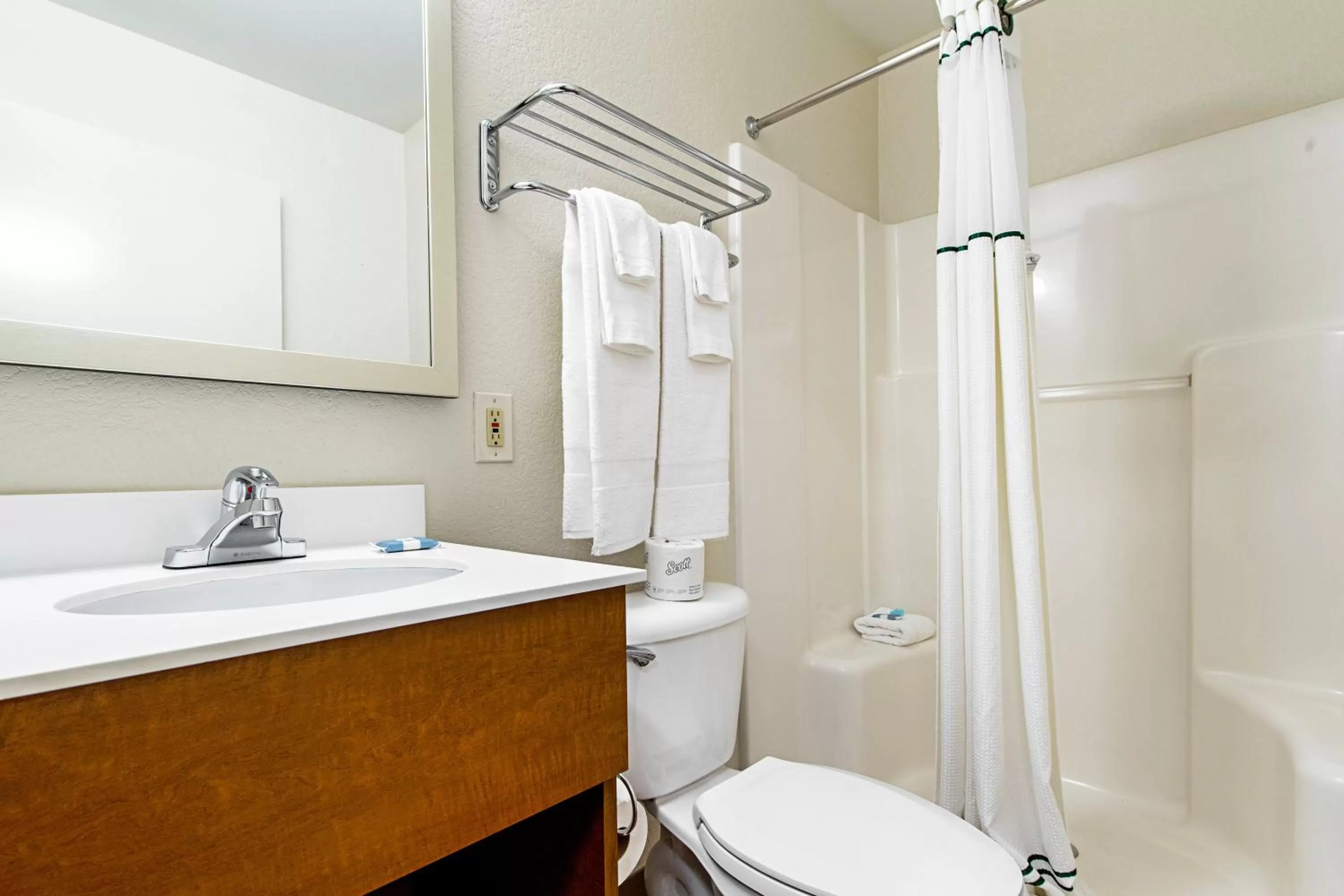 Photo of the whole room in HomeTowne Studios by Red Roof Tacoma - Puyallup