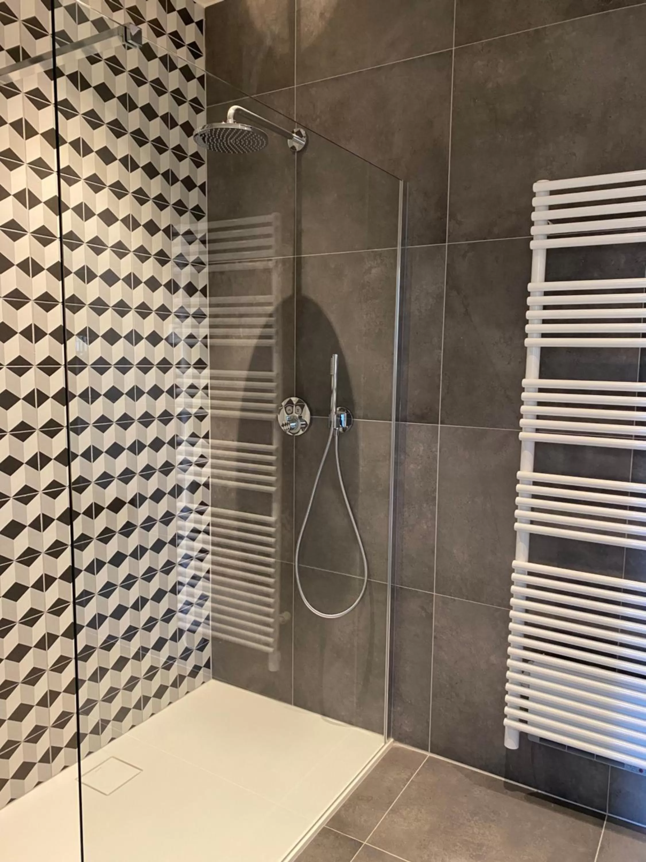 Shower in Petit-Roannay