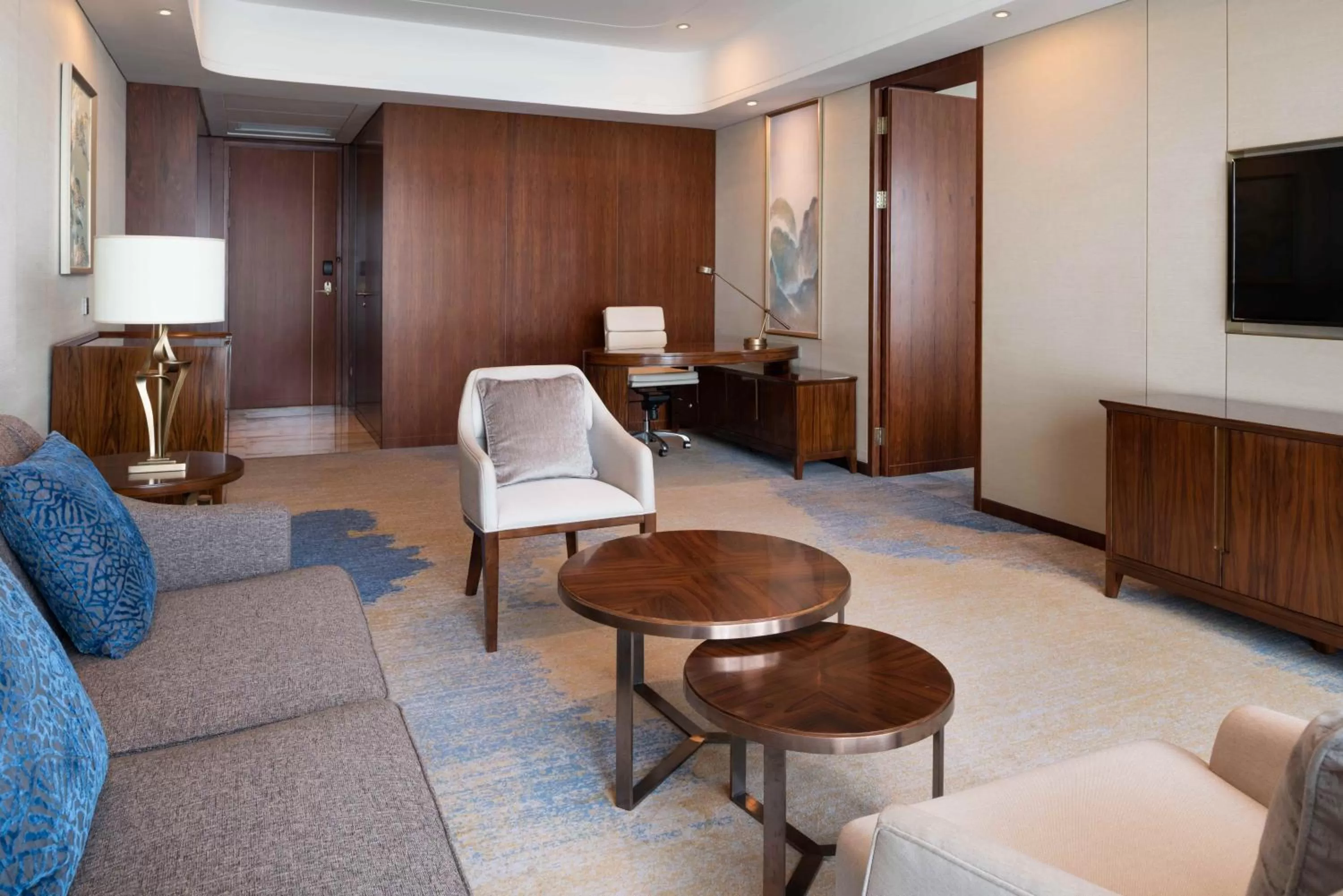 Living room in Sheraton Zhanjiang Hotel