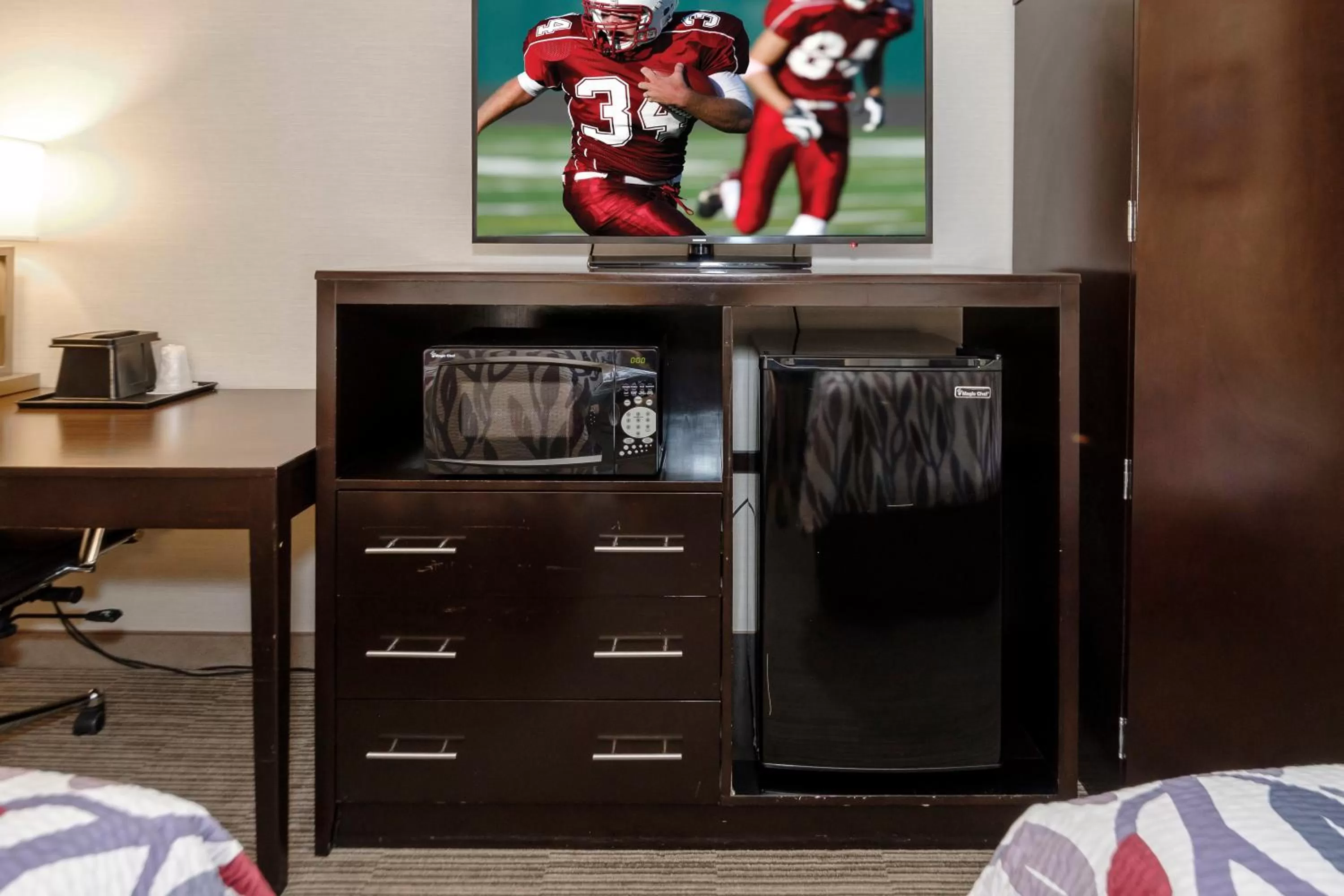 Photo of the whole room, Bed in Red Roof Inn & Suites Newburgh - Stewart Airport West Point