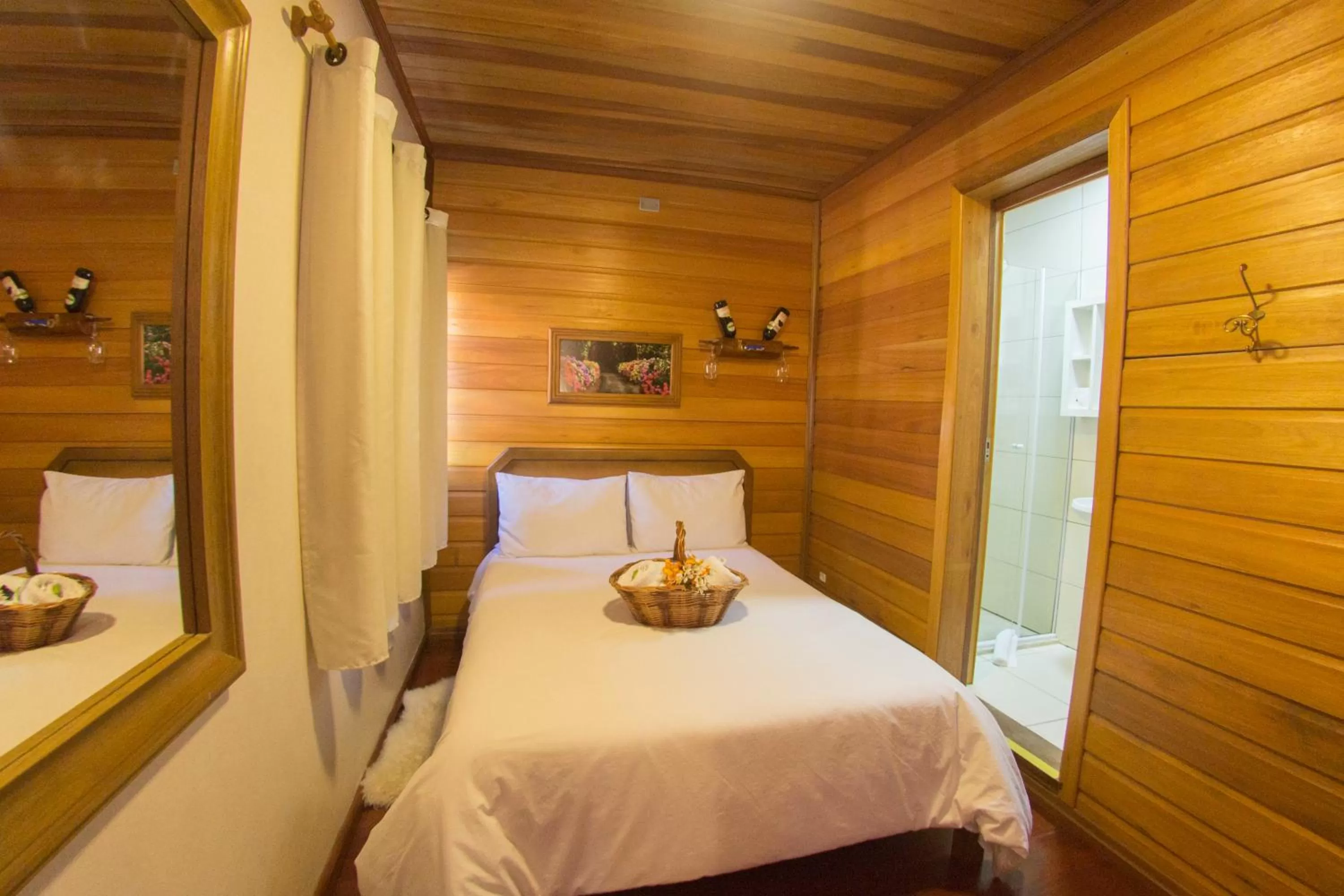 Bedroom, Bed in Pousada Green House by Conrado Vitali