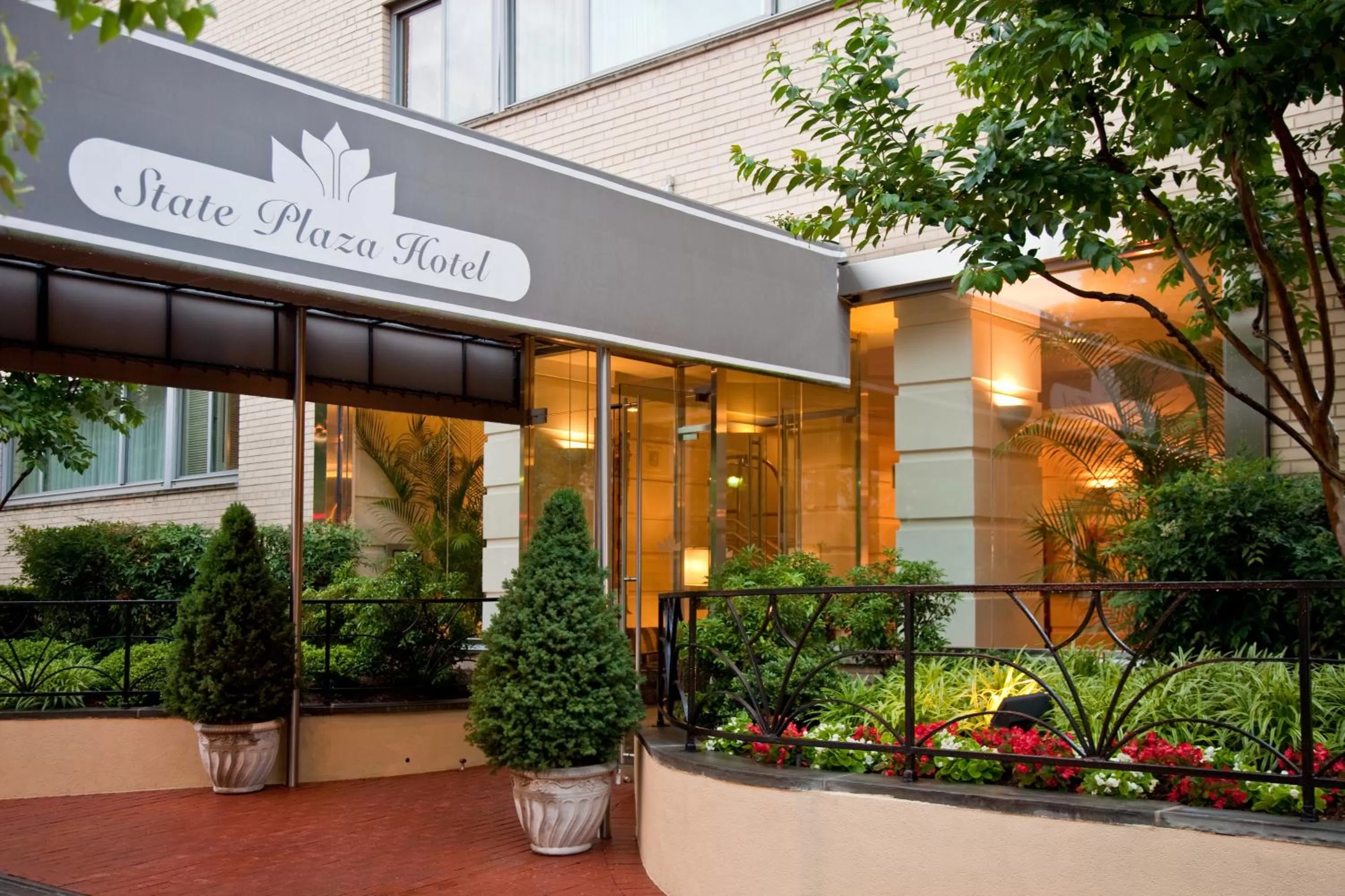 Facade/entrance in State Plaza Hotel