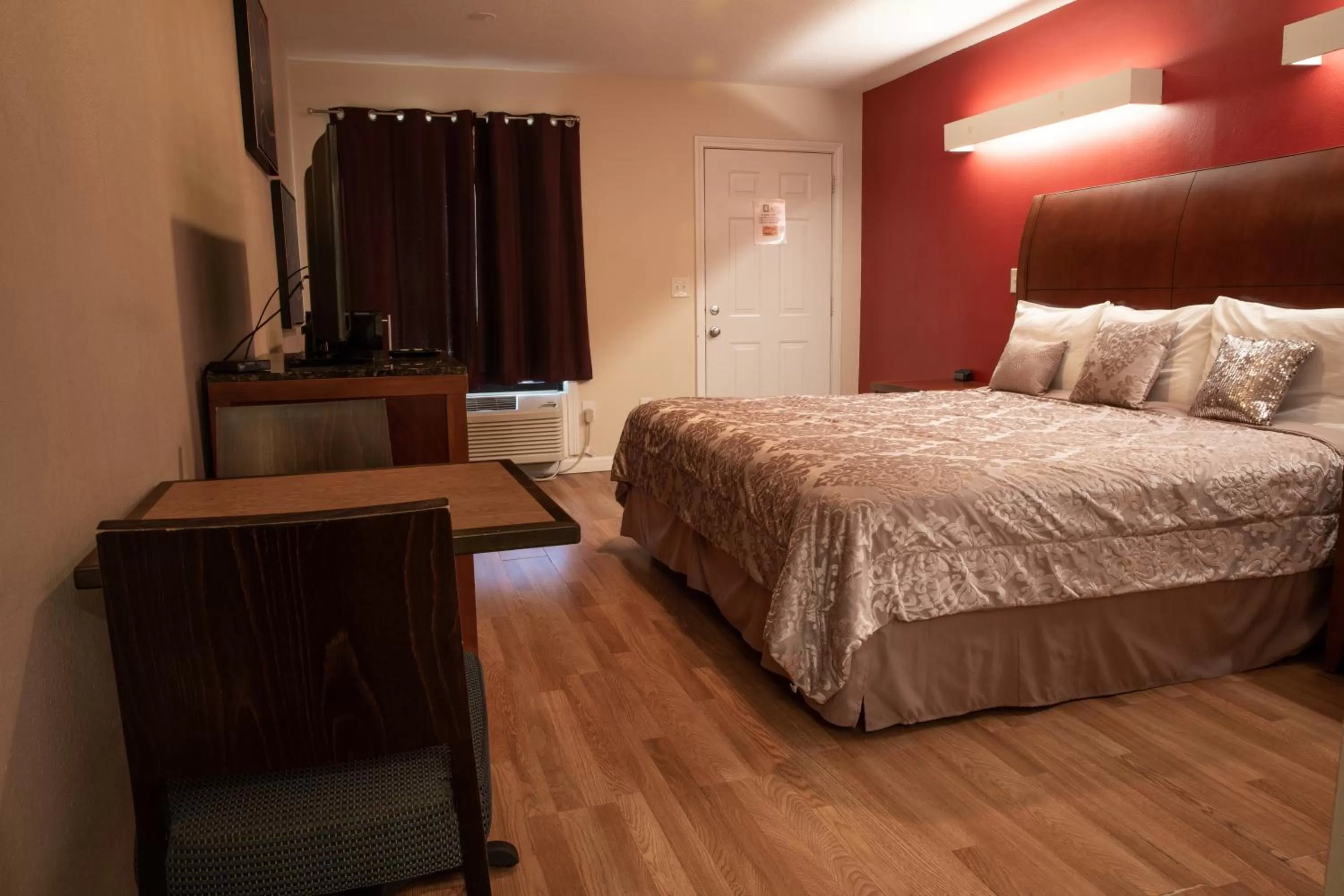 View (from property/room), Bed in Classic Motor Lodge Providence - West Greenwich