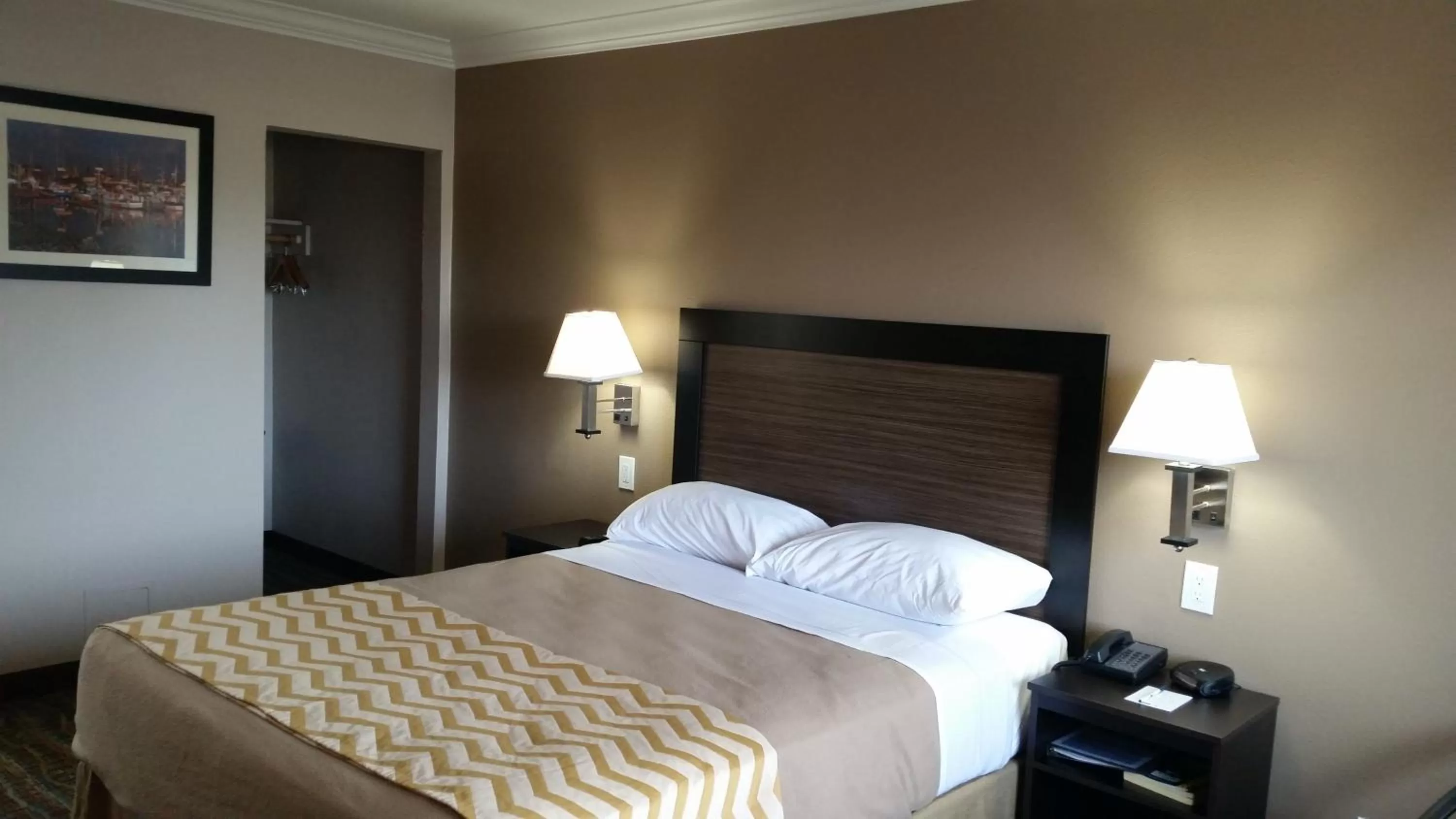 Photo of the whole room, Bed in Travelodge by Wyndham Eureka