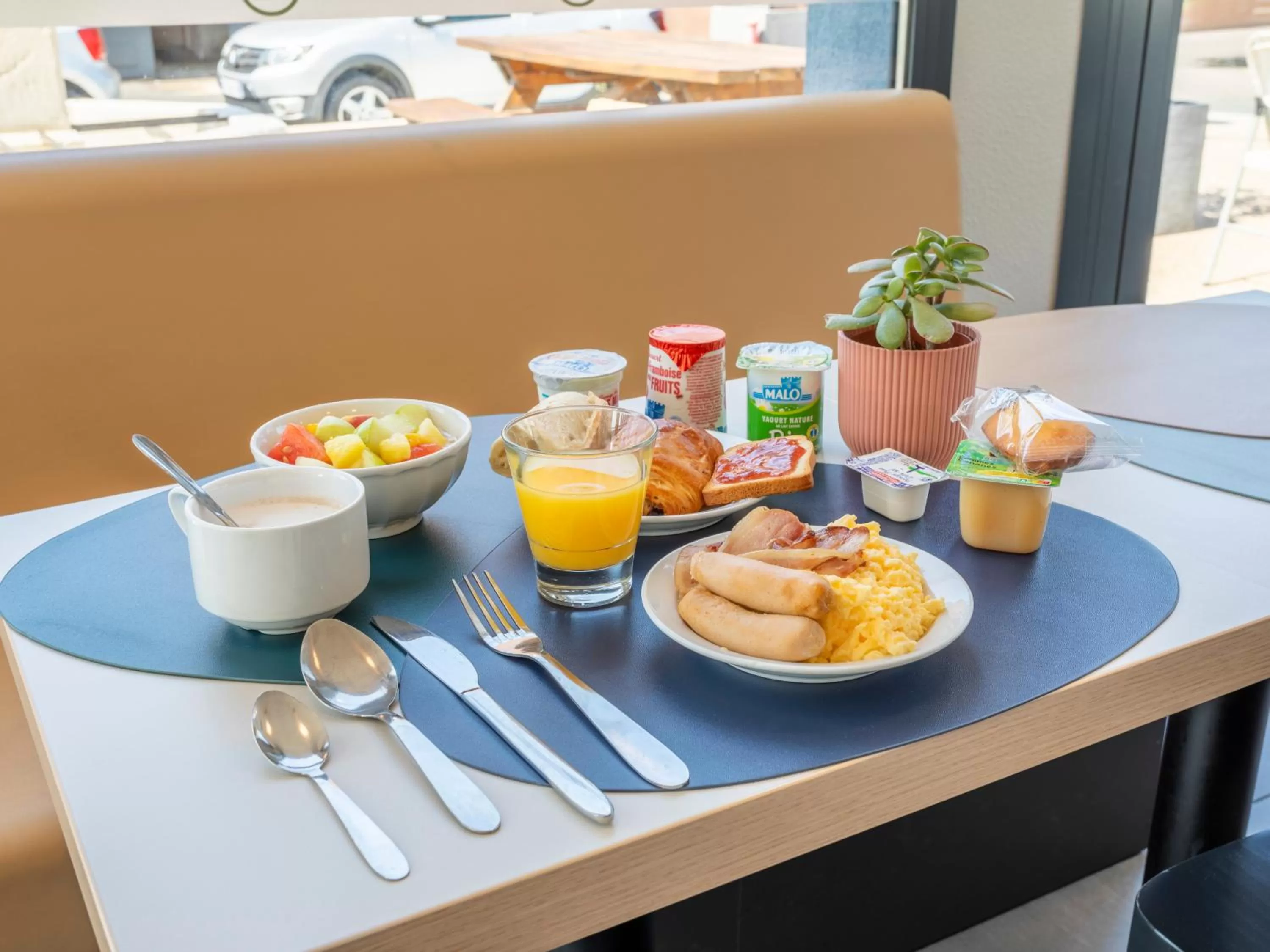 Breakfast in B&B HOTEL Aix en Provence Venelles